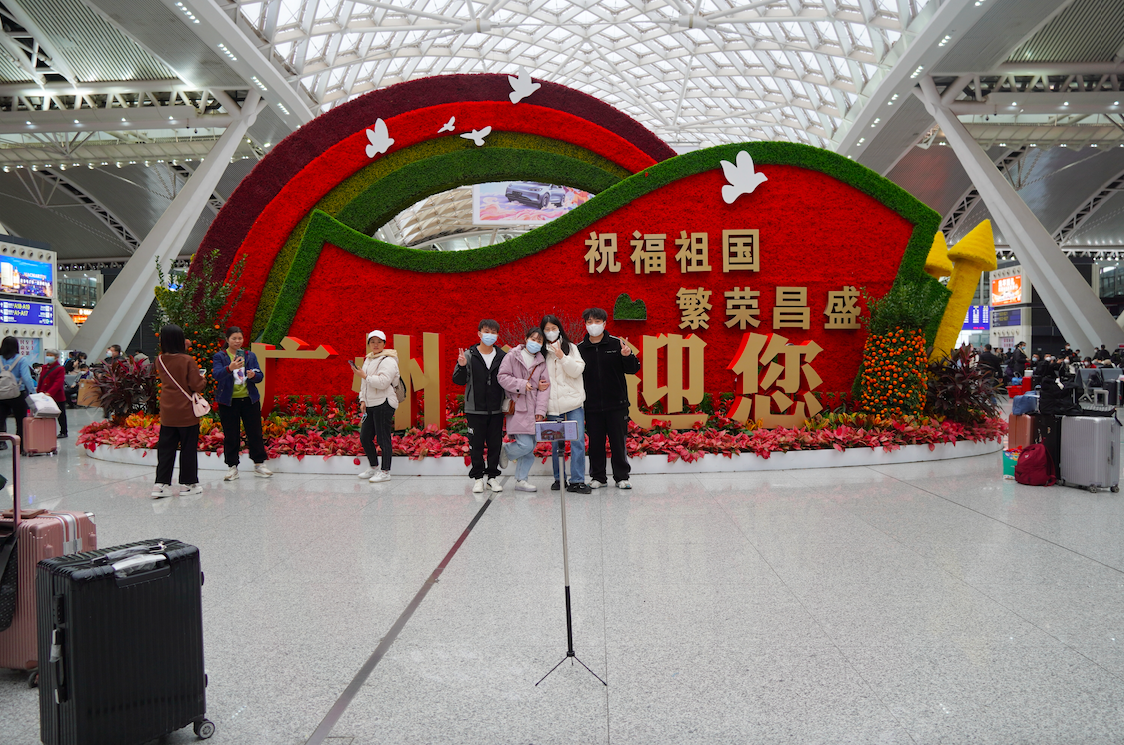1月15日，在廣州南站大廳，新春佳節氣氛十足。王雅蝶 攝