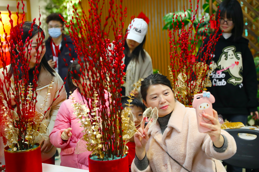 1月16日，在东莞市长安镇新时代文明实践中心，外来务工人员携子女同做福桶，喜迎新春。麦伟强 摄