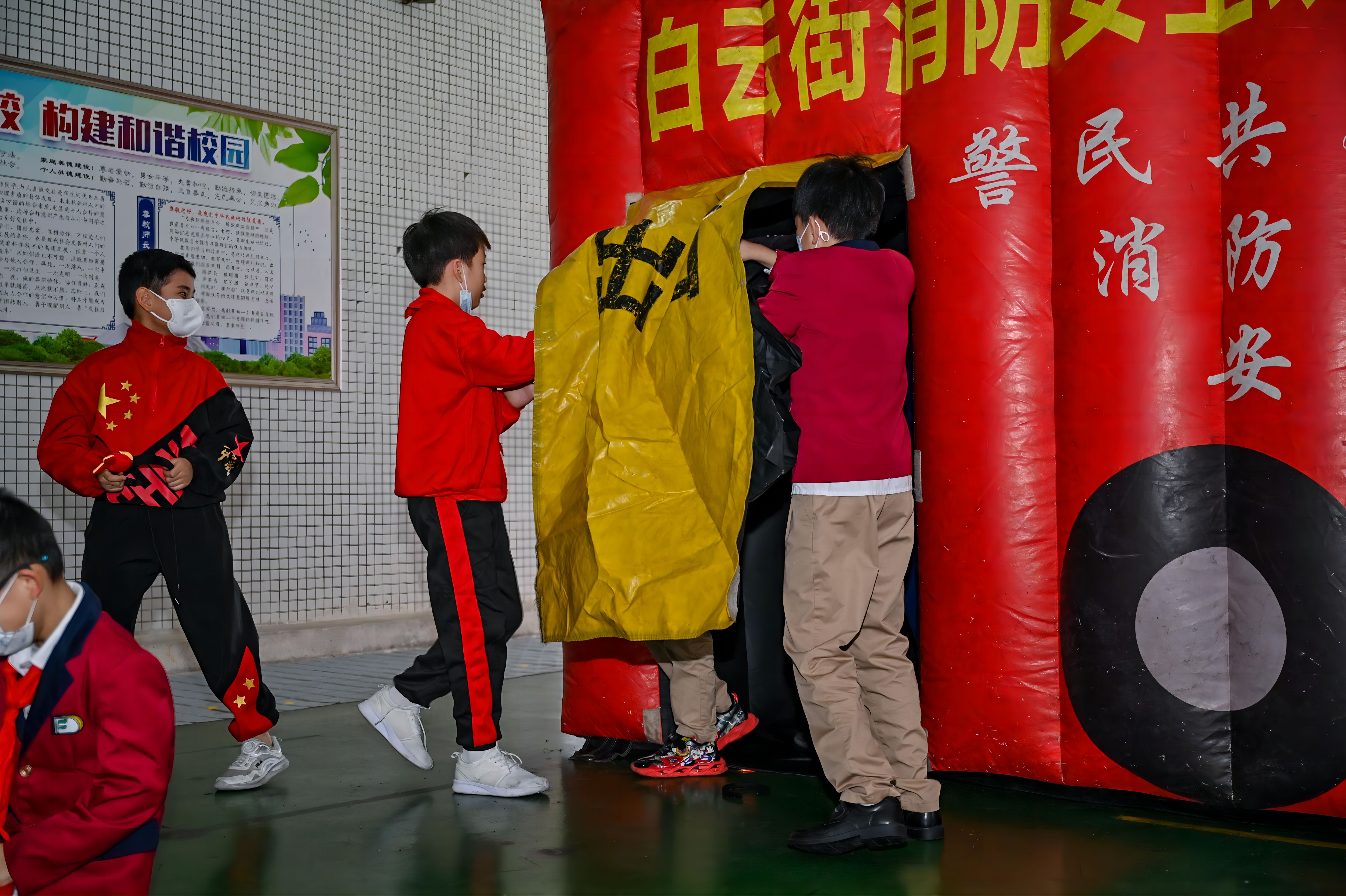 通过消防疏散演习,帮助同学们掌握安全逃生知识。广东省消防救援总队供图