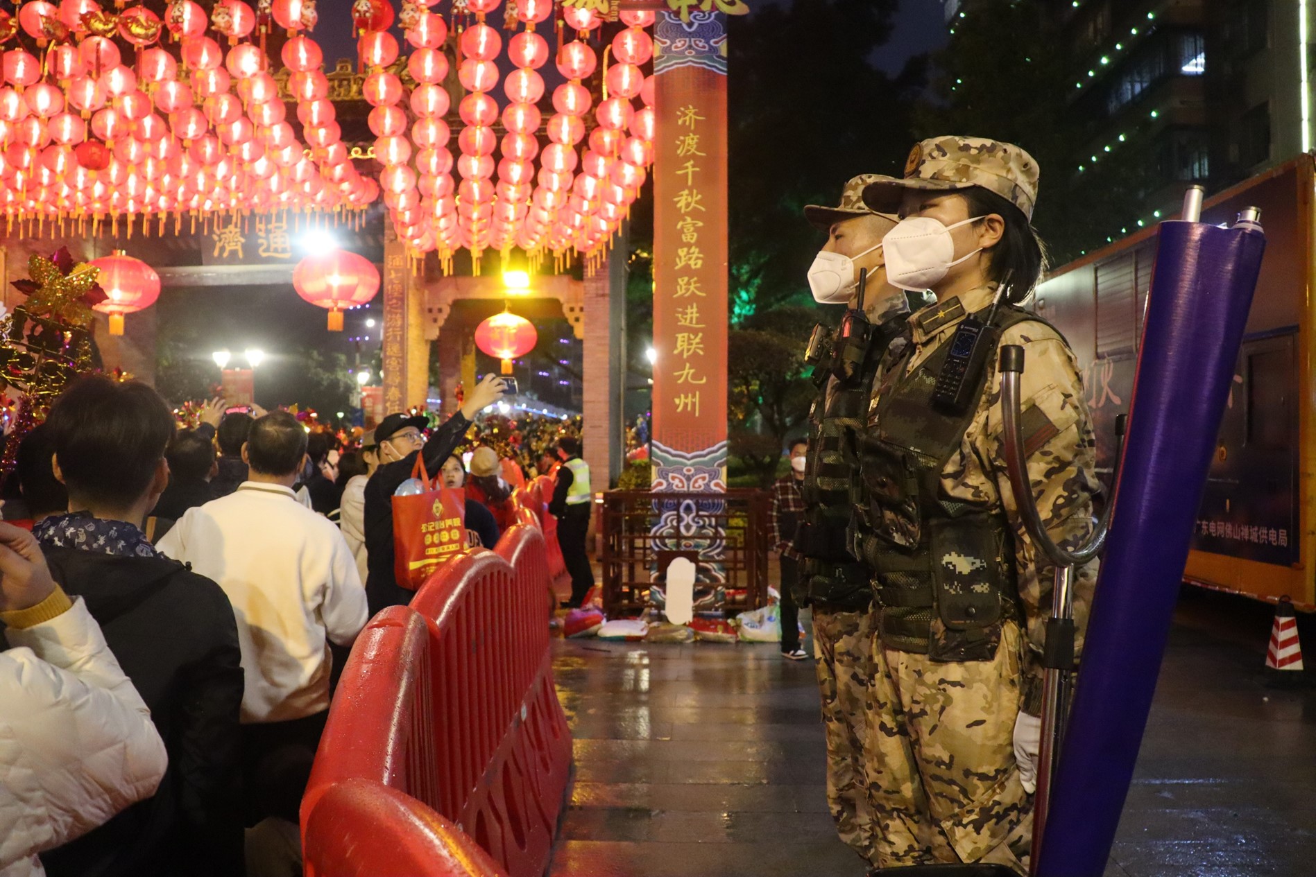 元宵节当晚，武警广东总队佛山支队护航民众出行。易昶 摄