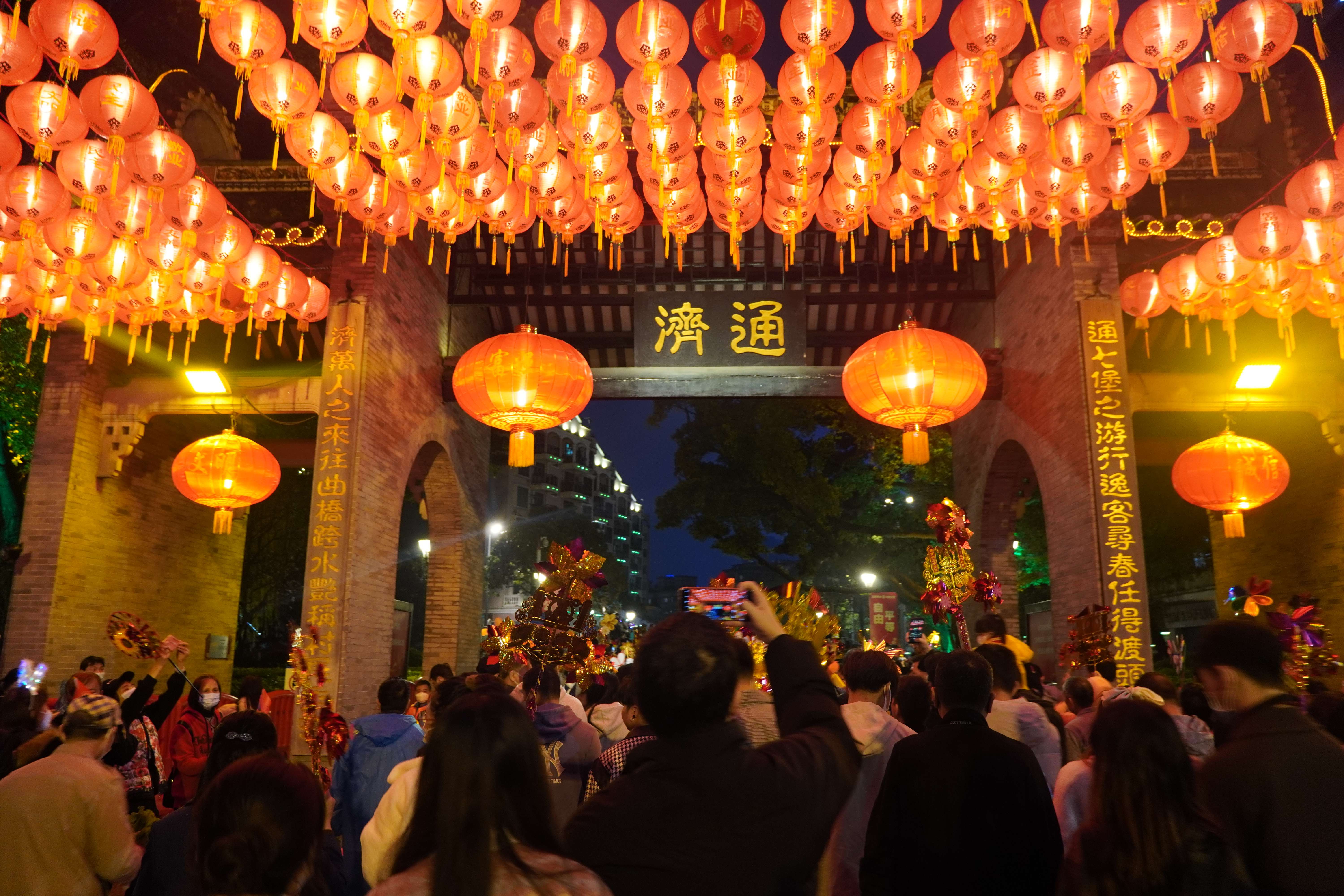 “行通濟”民俗文化活動回歸，吸引眾多群眾游客參與。王雅蝶 攝