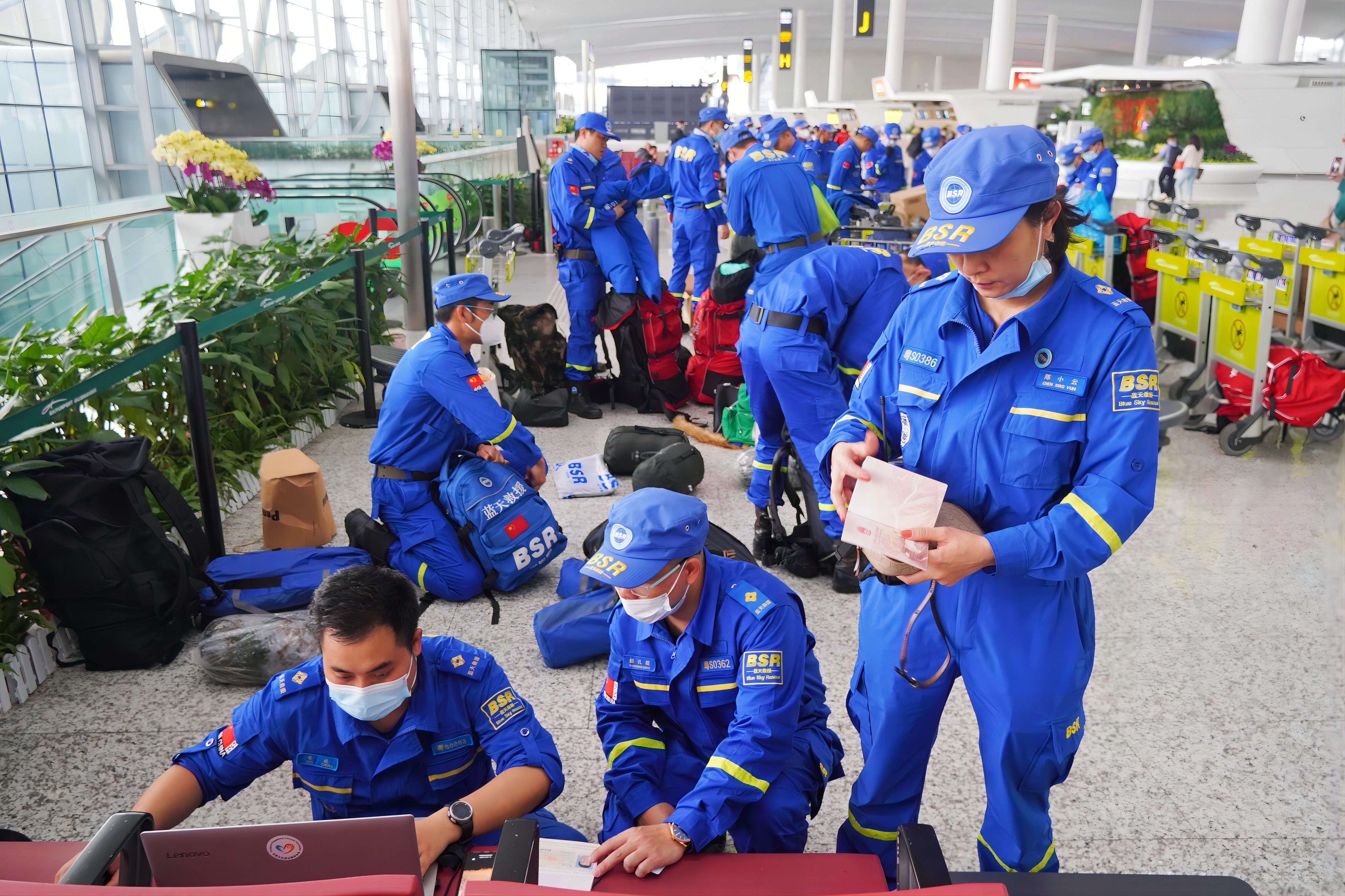 廣東省東莞市藍天救援隊隊員檢查有關証件資料，確保征途順利。王雅蝶 攝