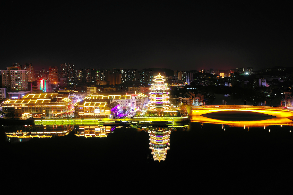 在广东省惠州市惠城区水东街，合江楼光彩夺目。冯雪辉 摄