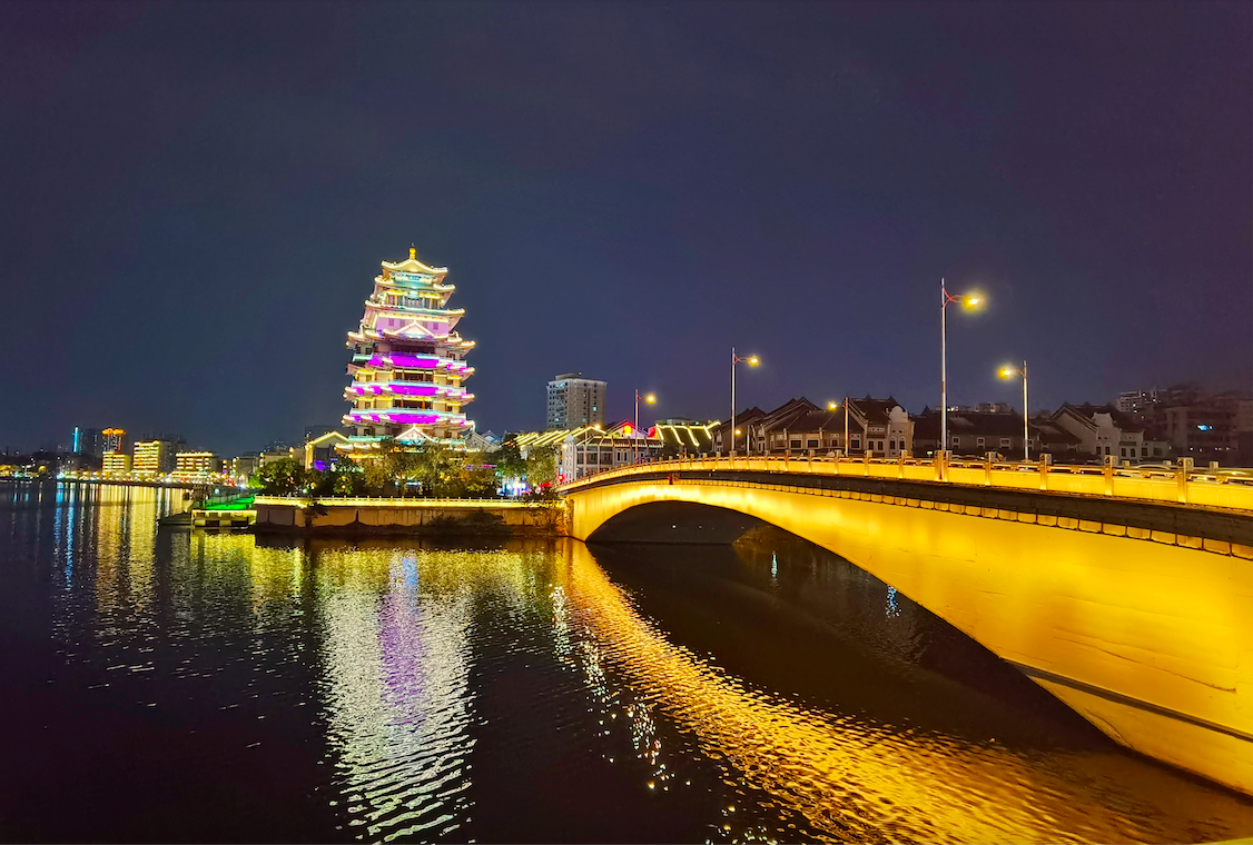广东省惠州市惠城区水东街合江楼装点城市夜色。冯雪辉 摄