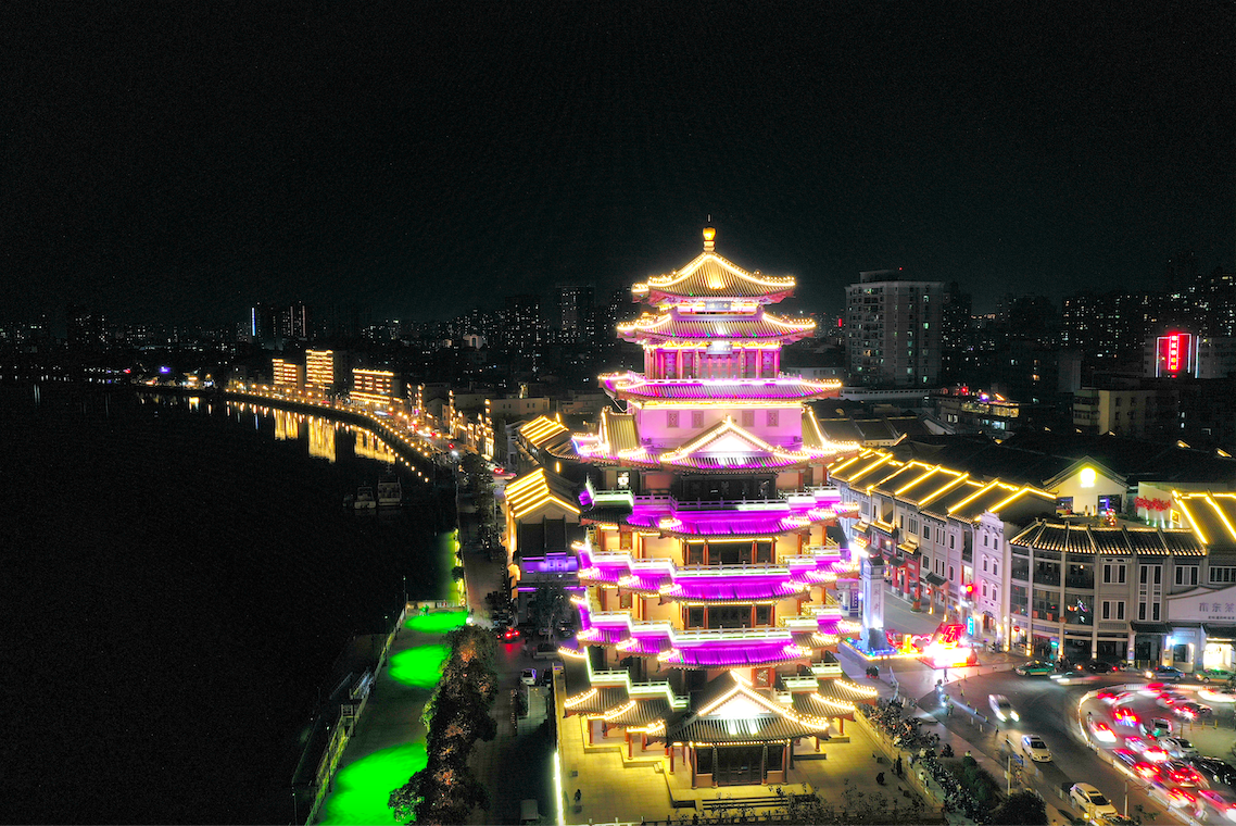 在广东省惠州市惠城区水东街，感受“夜经济”的繁华。冯雪辉 摄