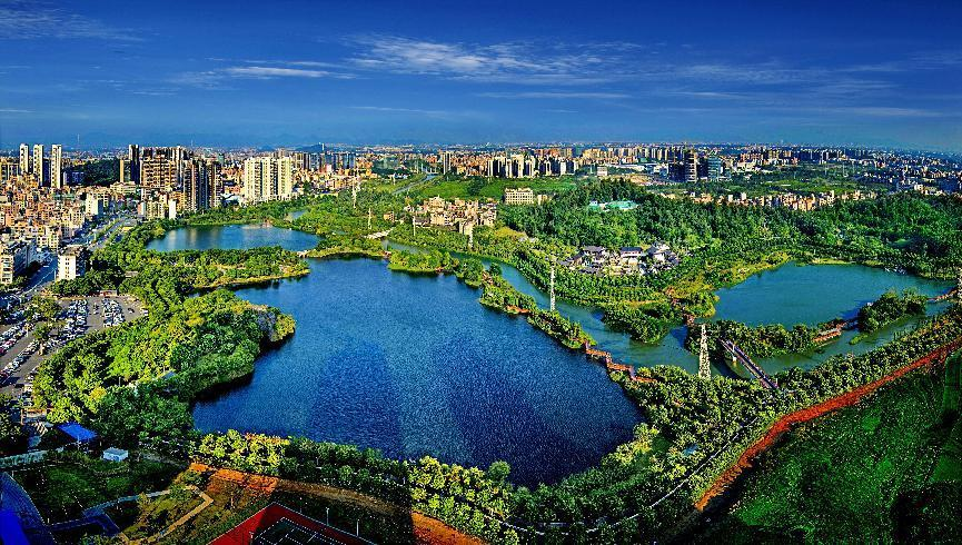花都湖国家湿地公园建设了防洪与城市景观互为联动的亲水型生态长廊，打造广州市花都城区一河两岸的亮丽风景，达到人与水和谐相处的境界。关振伦 摄