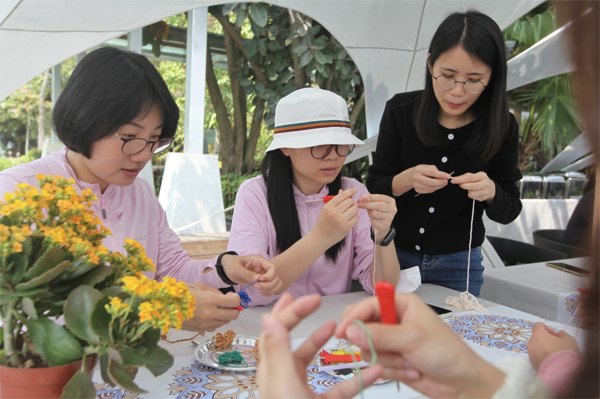近日，广州南沙湿地开展“花漾俪人”活动，让游客在赏花中体验手工课程。万珺 摄