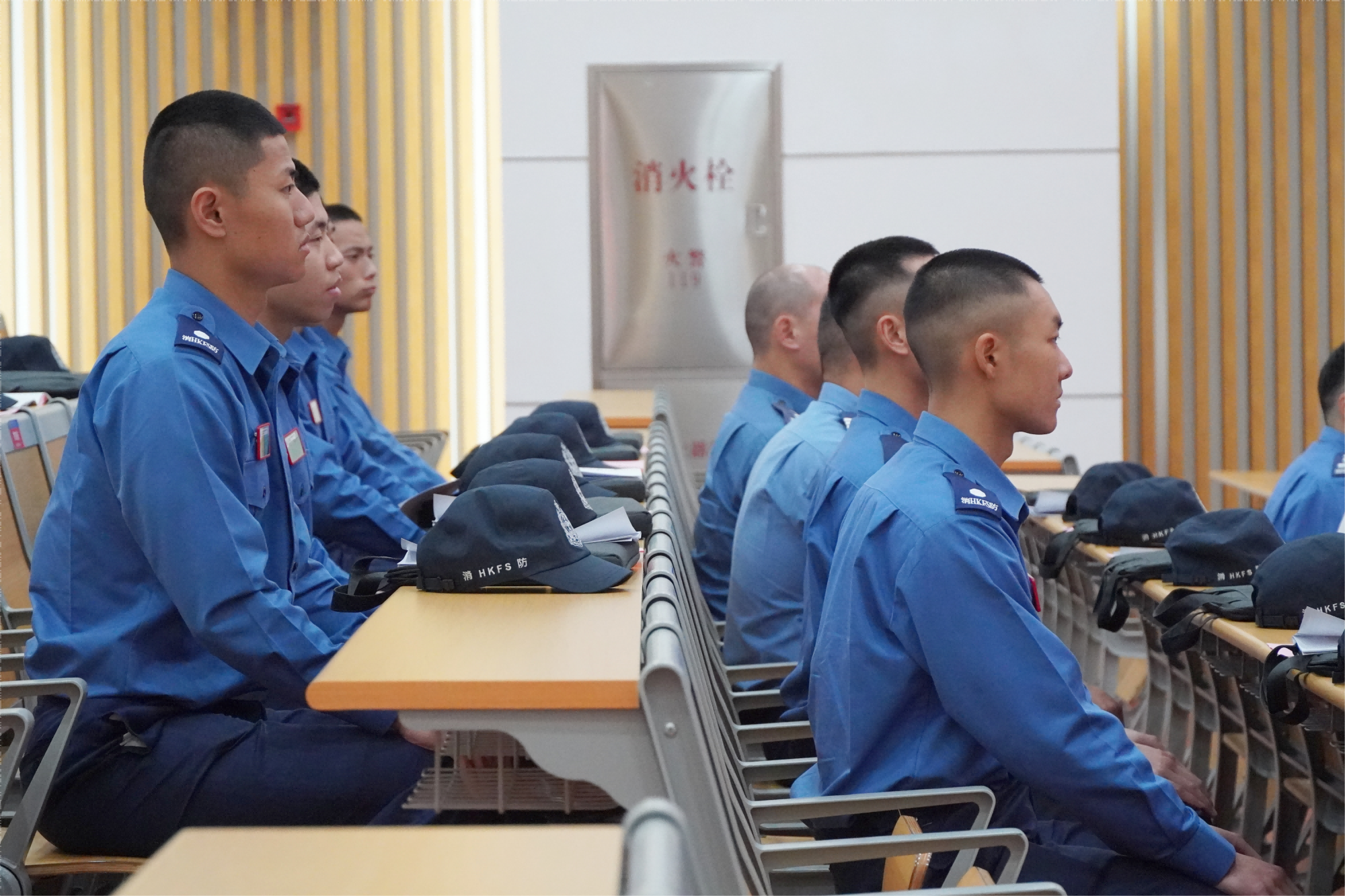 香港消防處消防及救護學院學員認真聆聽研習班要點。王雅蝶 攝