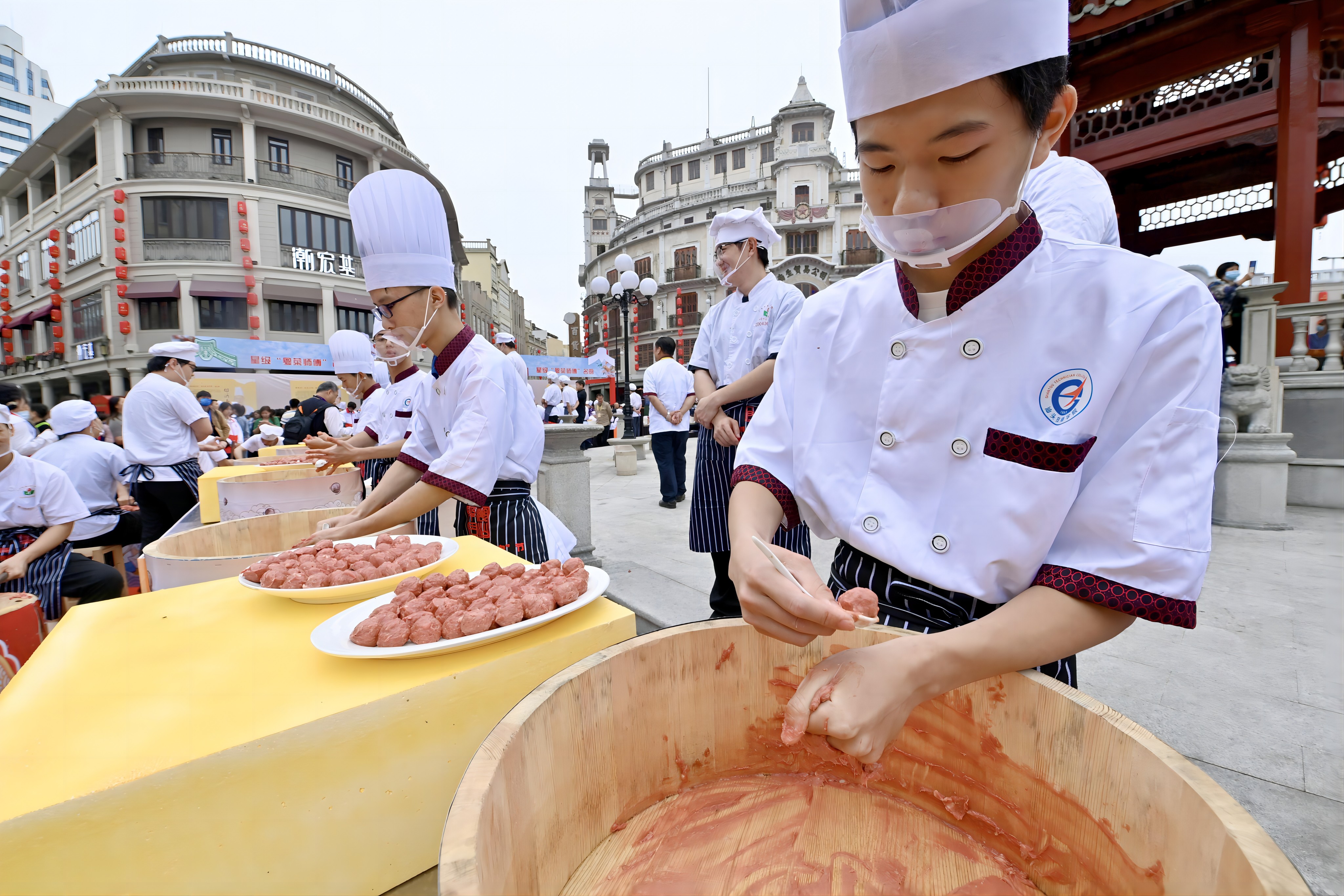 4月26日，在广东省汕头市，“潮汕牛肉”烹饪人才队伍为广大食客现场制作牛肉丸。柯晓 摄