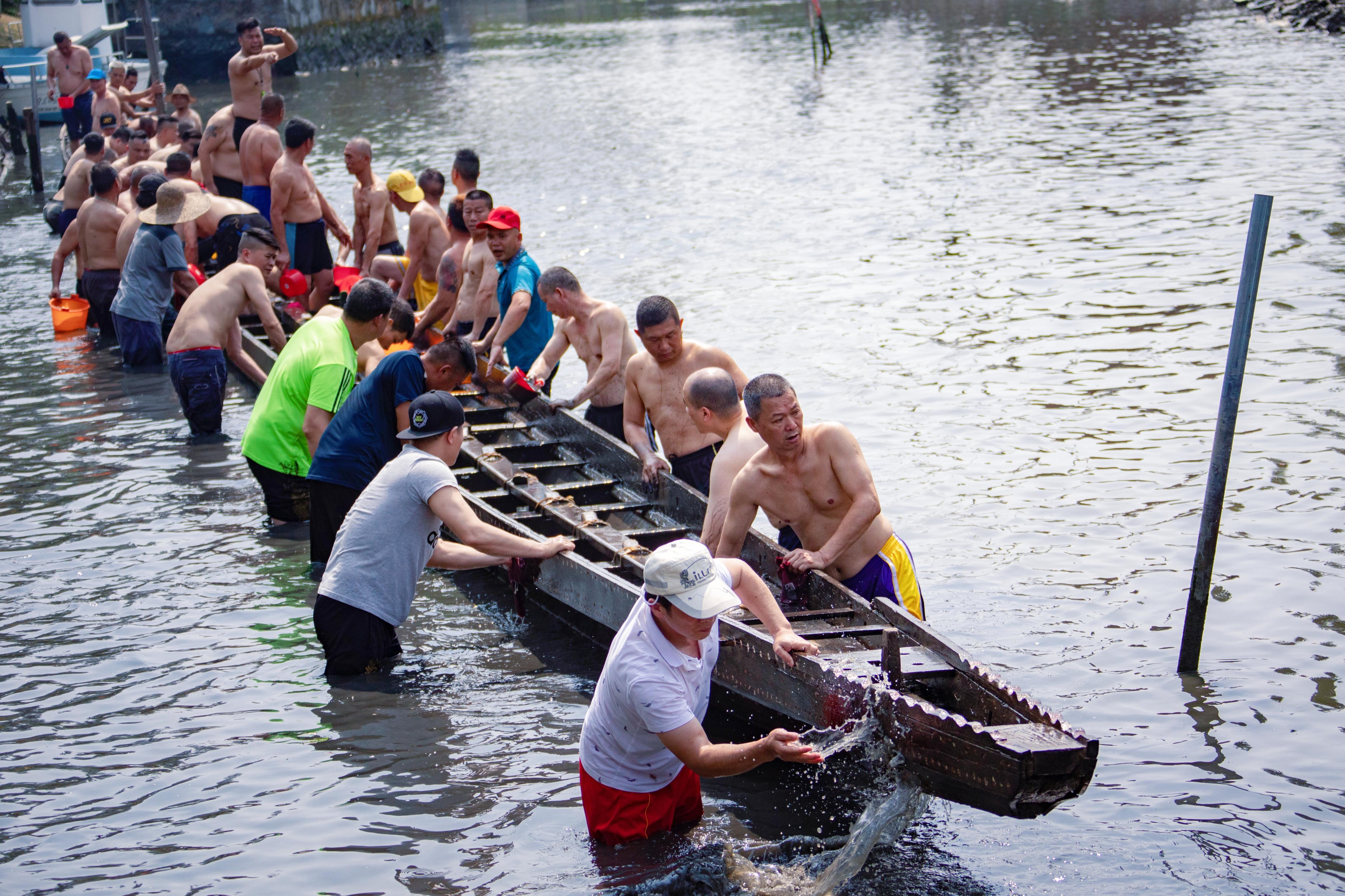 广州白云鸦岗村的这条传统龙舟时隔三年又完成“起龙”仪式。石建华 摄
