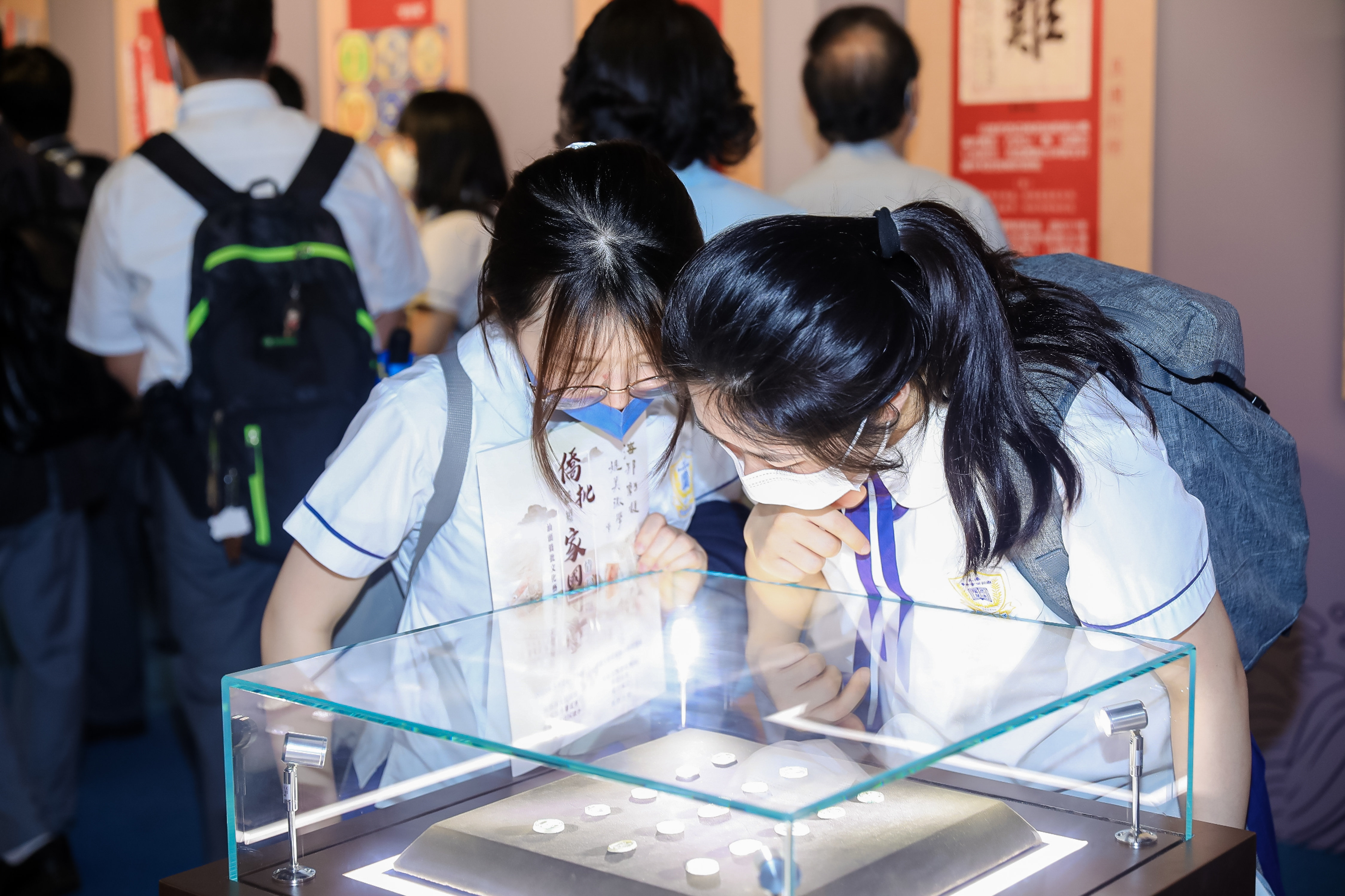 香港多所中小学组织学生来到文化节，了解华侨的奋斗故事。汕头市委宣传部供图