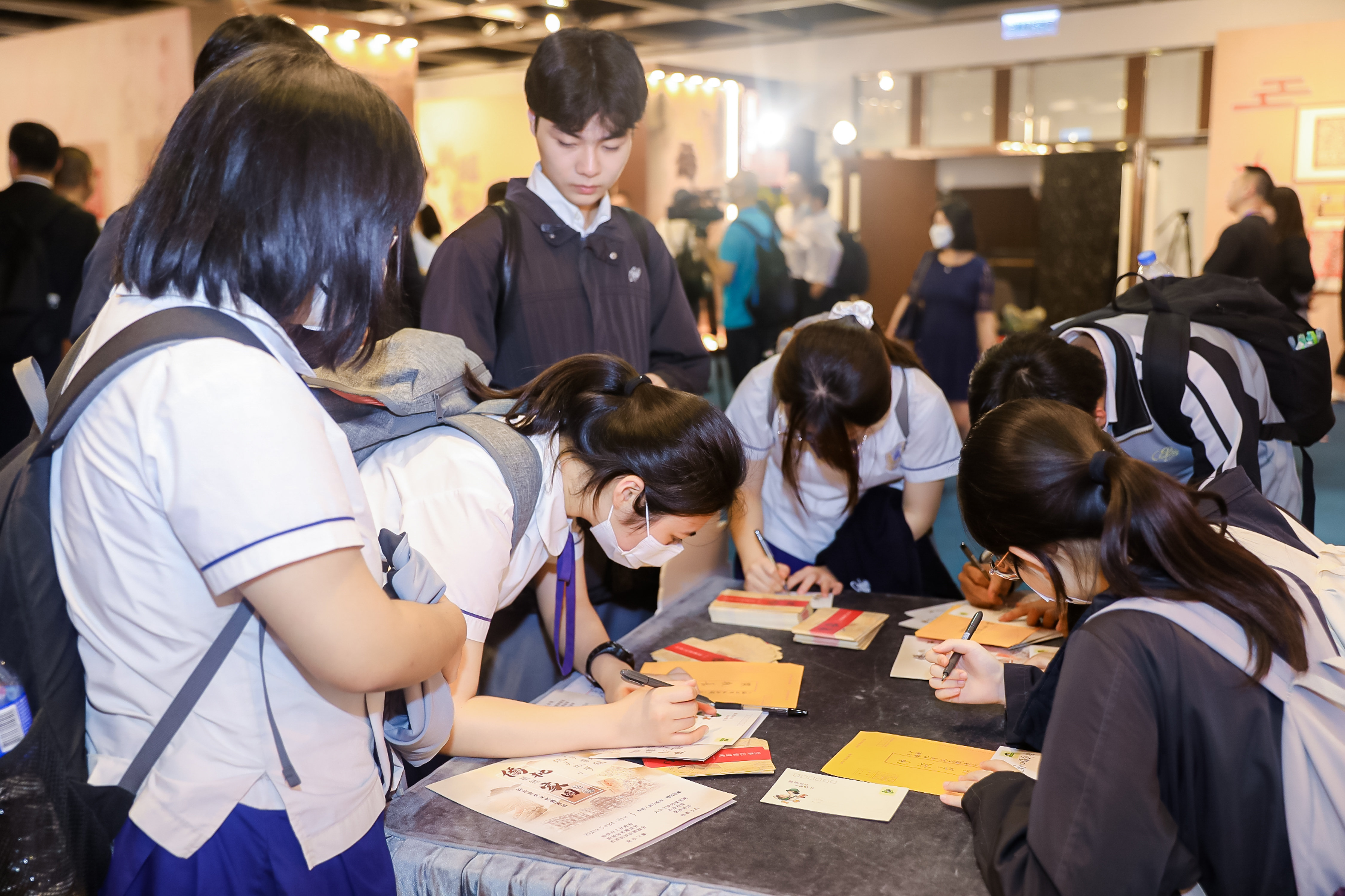 文化节期间，香港中小学生现场体验手写侨批。汕头市委宣传部供图