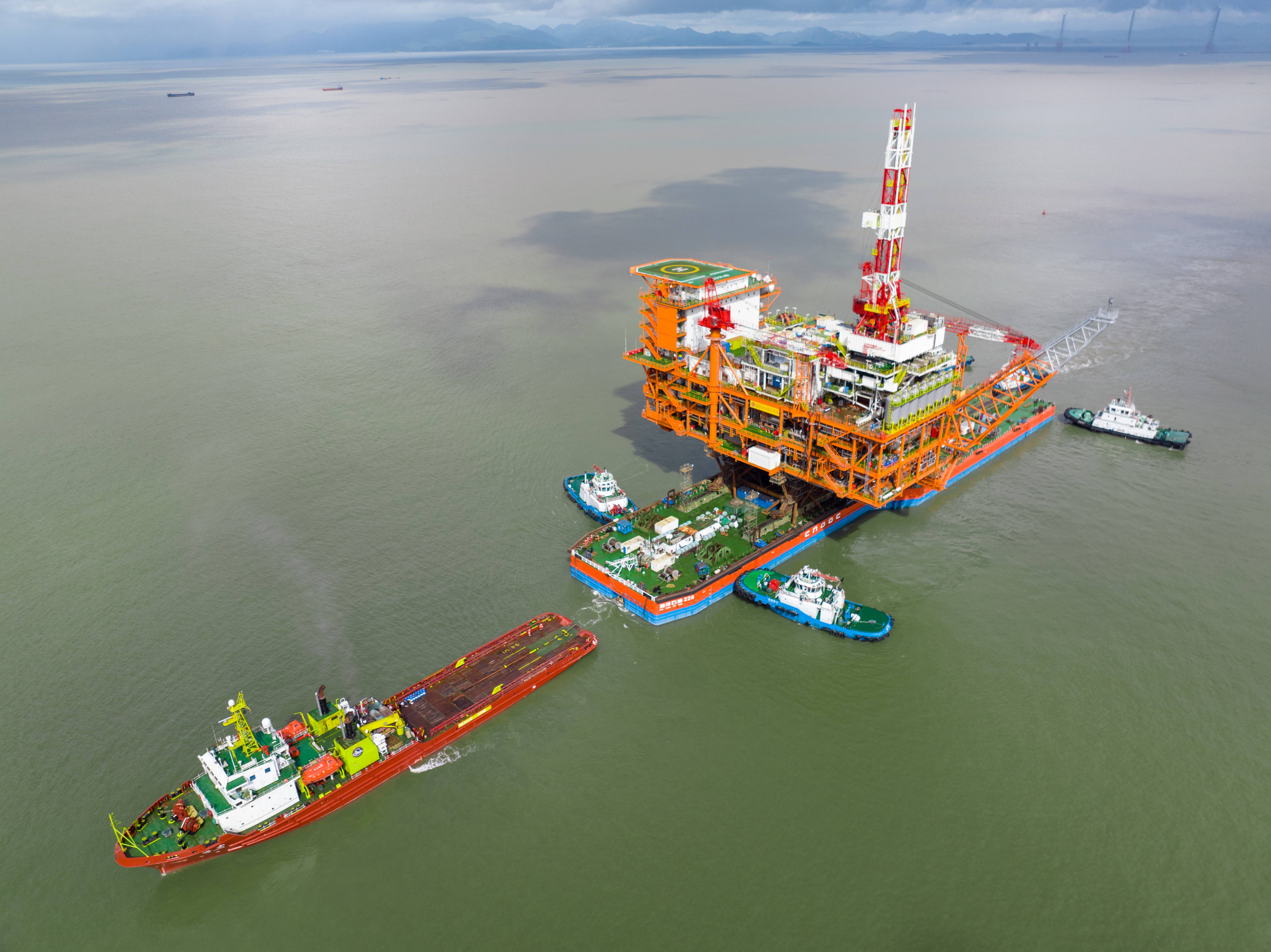 總重超過1.4萬噸的恩平18-6採油平台上部組塊在珠海啟航。中國海油深圳分公司供圖