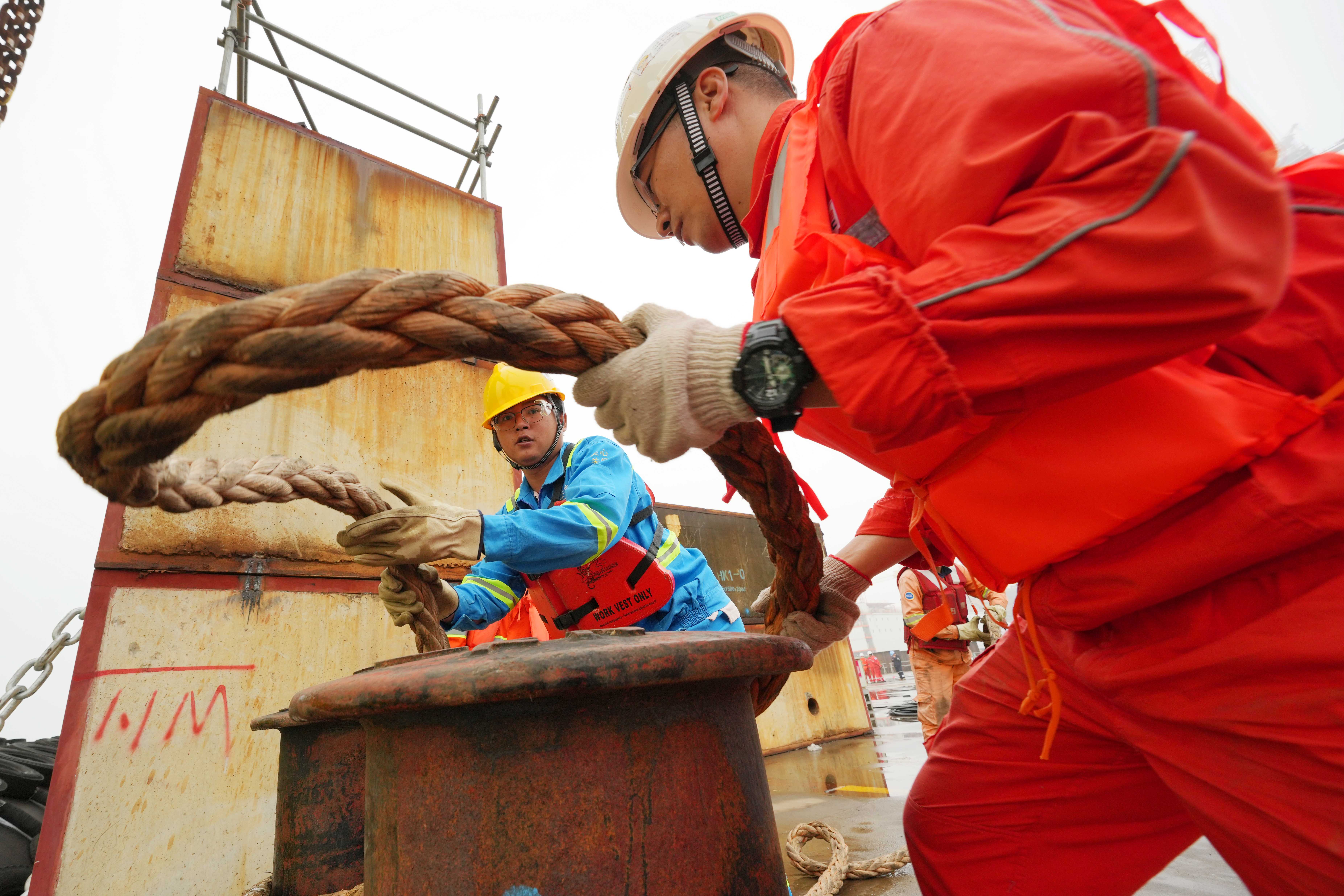 恩平18-6采油平台上部组块将经过21小时的拖航，预计7日抵达安装海域。中国海油深圳分公司供图