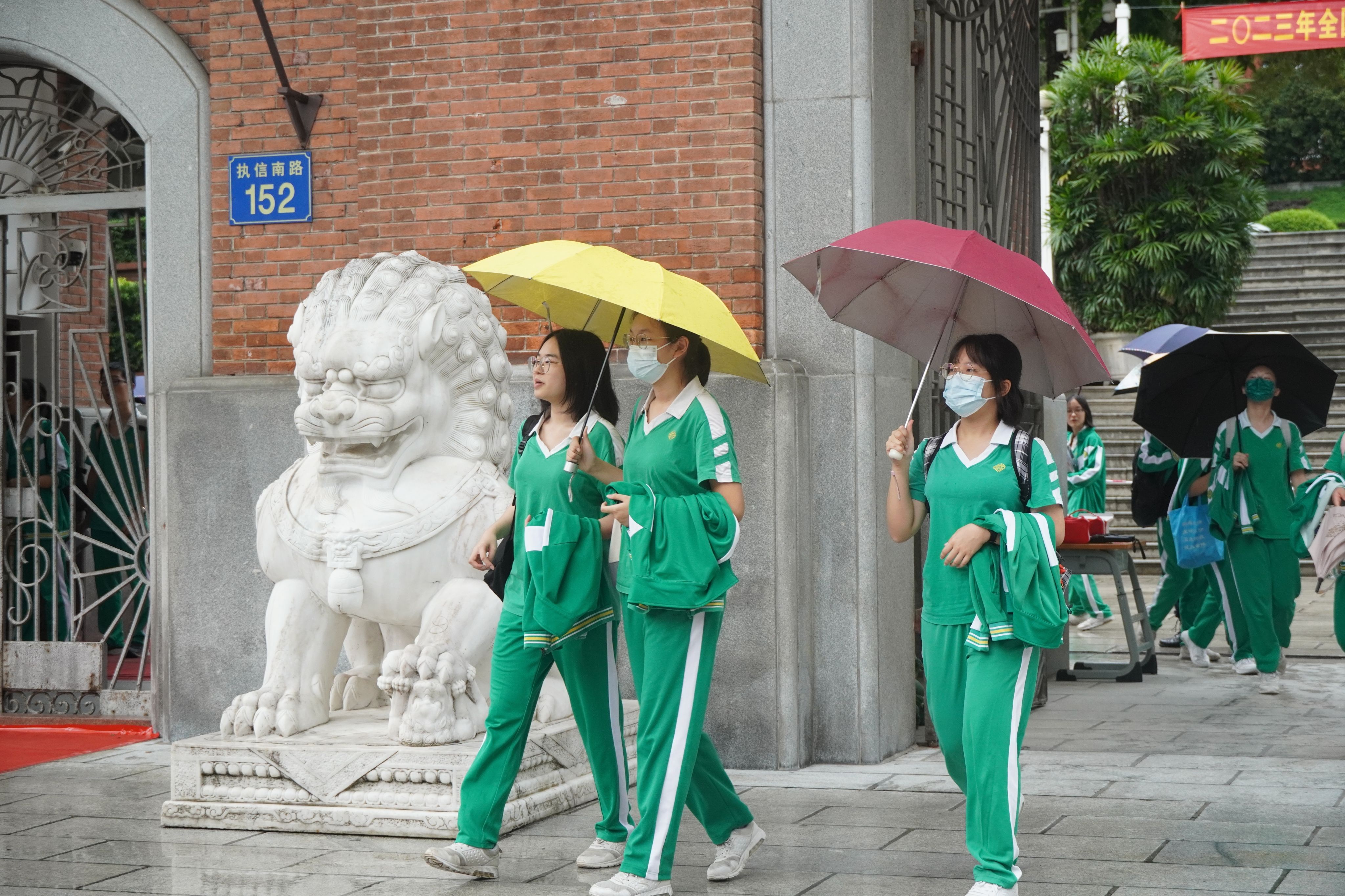 2023年高考首日，广东省广州市考生参加语文考试后走出考场。王雅蝶 摄