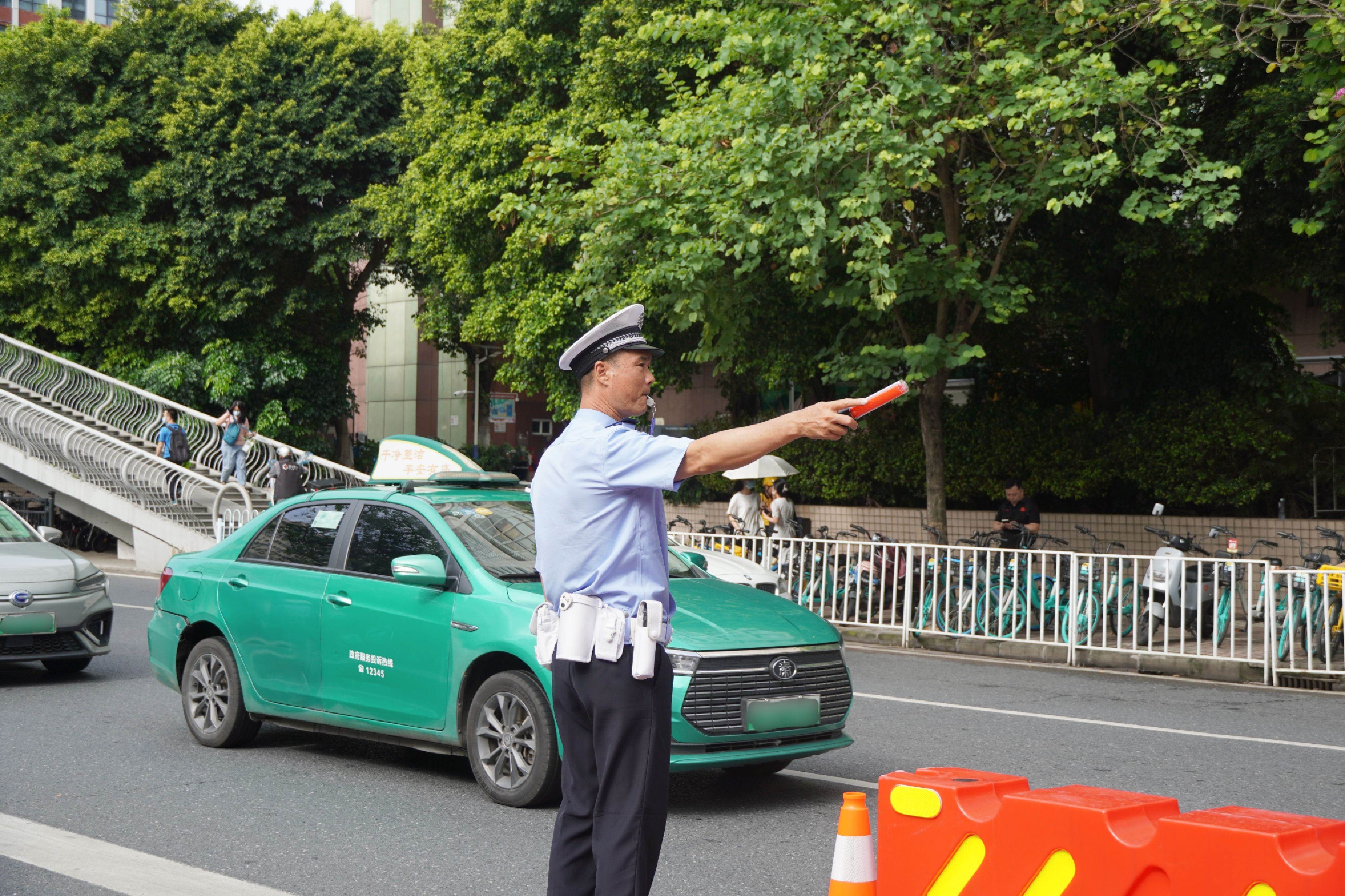 广东各地公安交警部门联合教育、交通、市政等部门，保障高考各考点交通安全有序。王雅蝶 摄