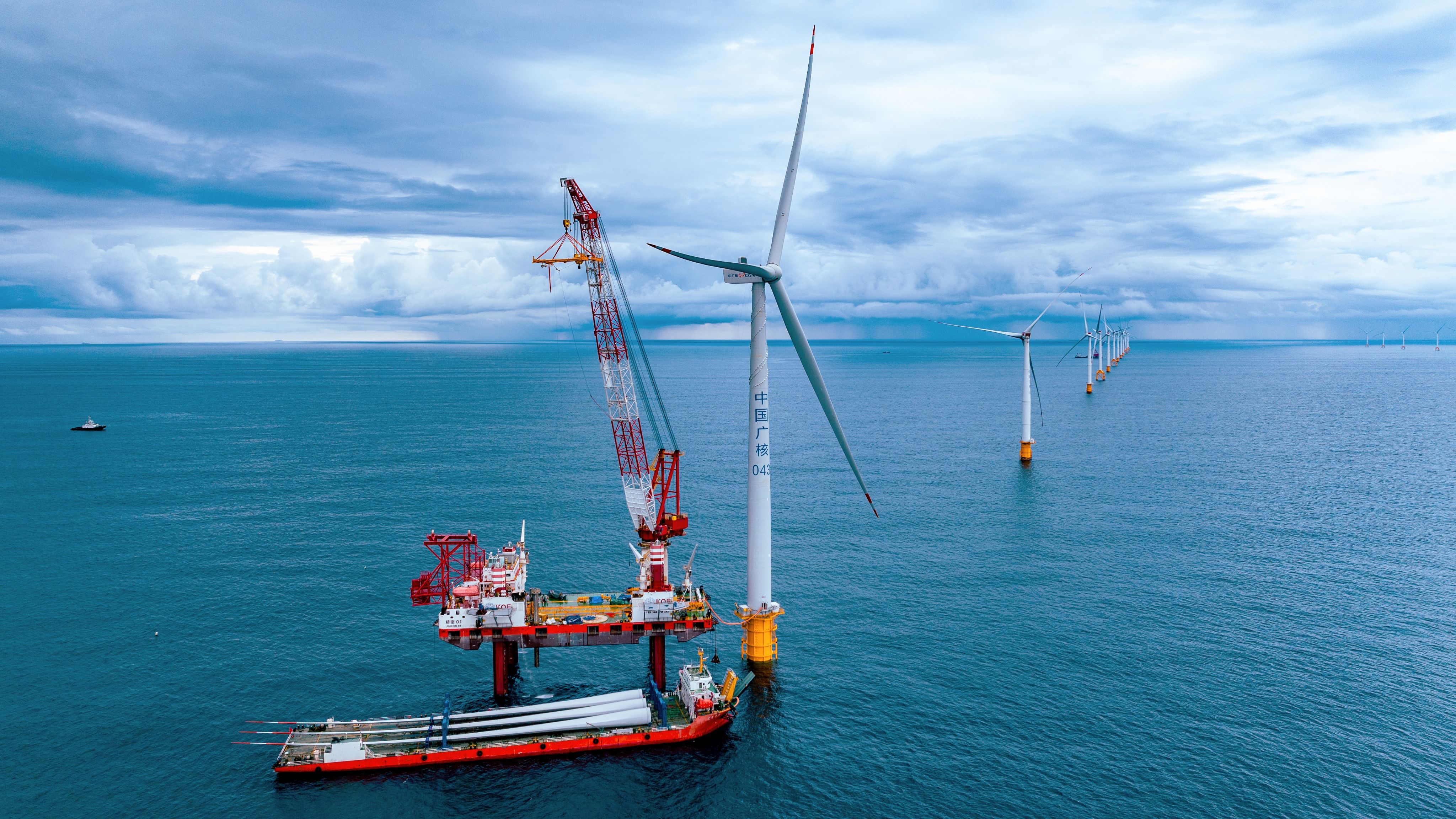 大湾区首个百万千瓦级海上风电项目二期首台风机顺利完成吊装。中广核新能源（惠州）有限公司供图