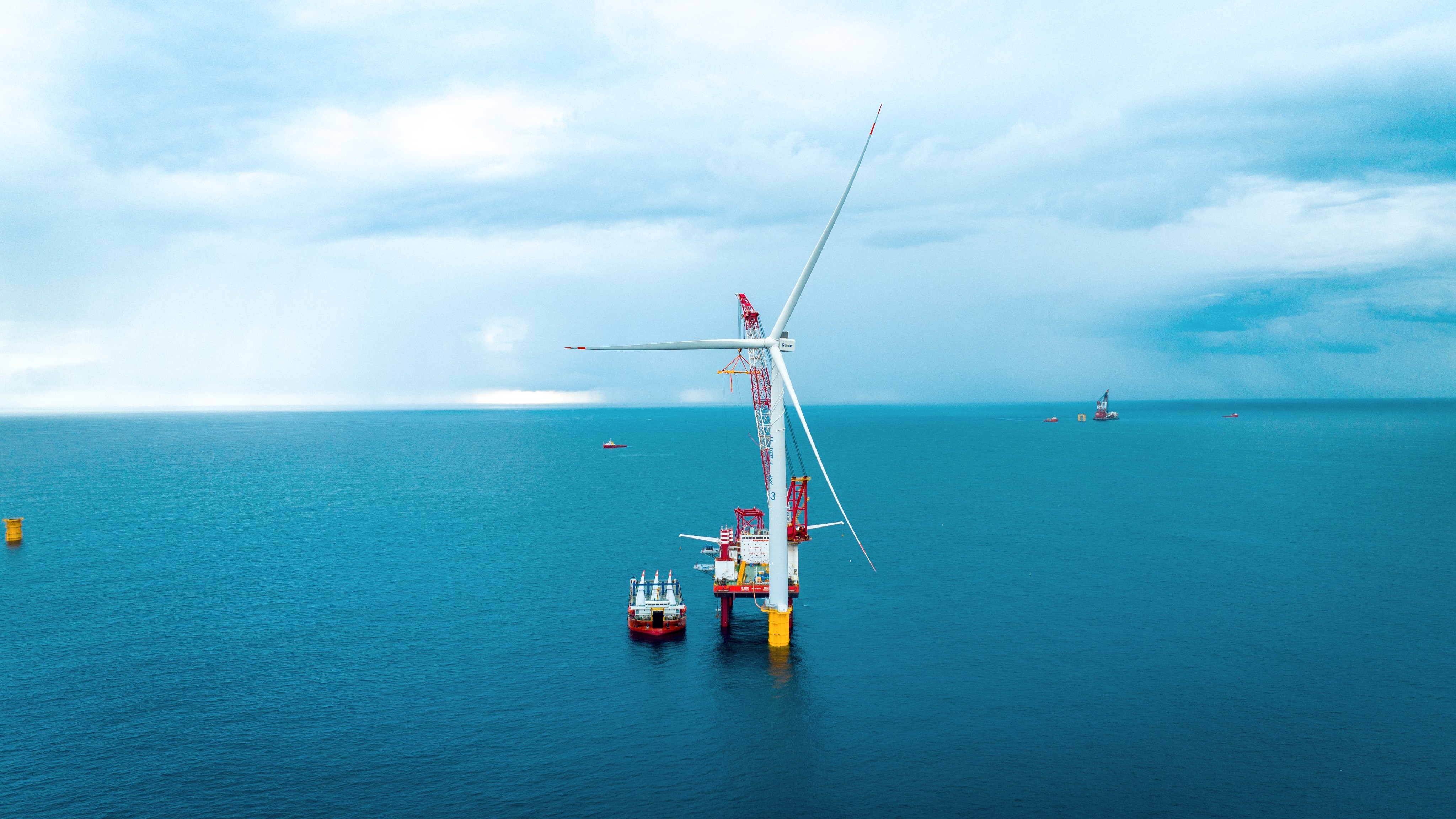 大湾区首个百万千瓦级海上风电项目二期正式进入全面吊装阶段。中广核新能源（惠州）有限公司供图
