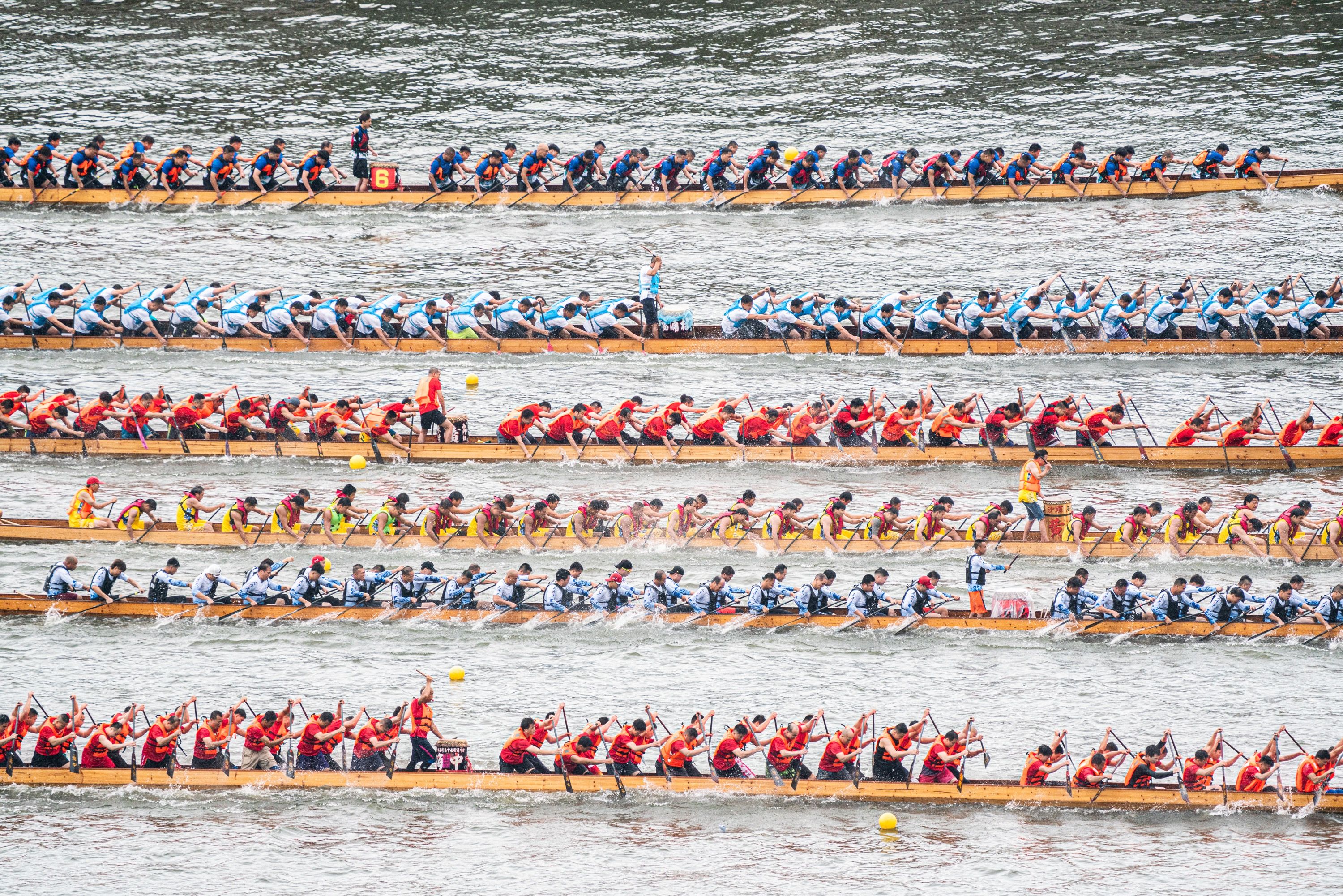 2023年广州国际龙舟邀请赛上，各龙舟队伍全力奋战。吴文军 摄