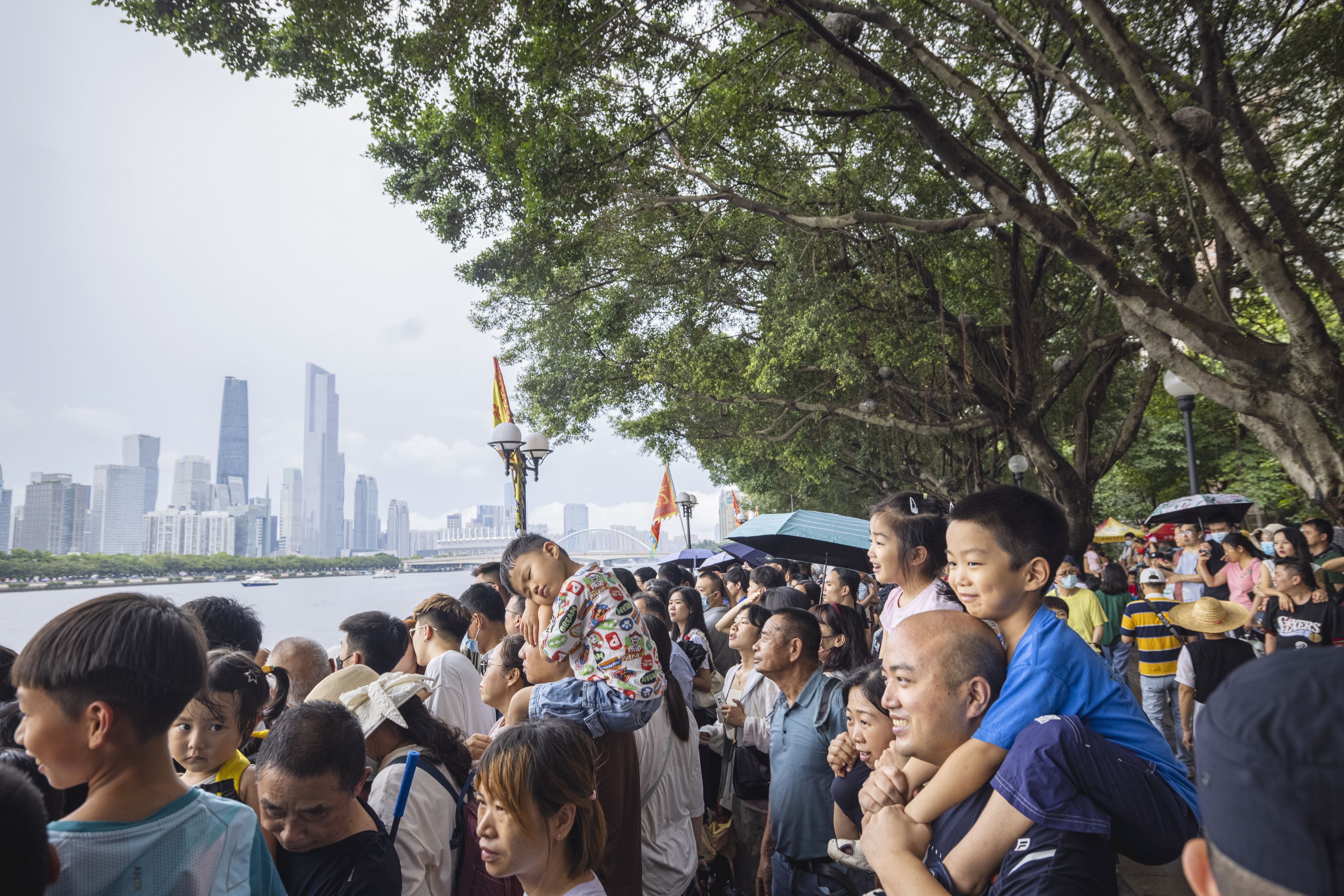 廣大市民游客駐足珠江兩岸觀賞龍舟賽。付海燕 攝