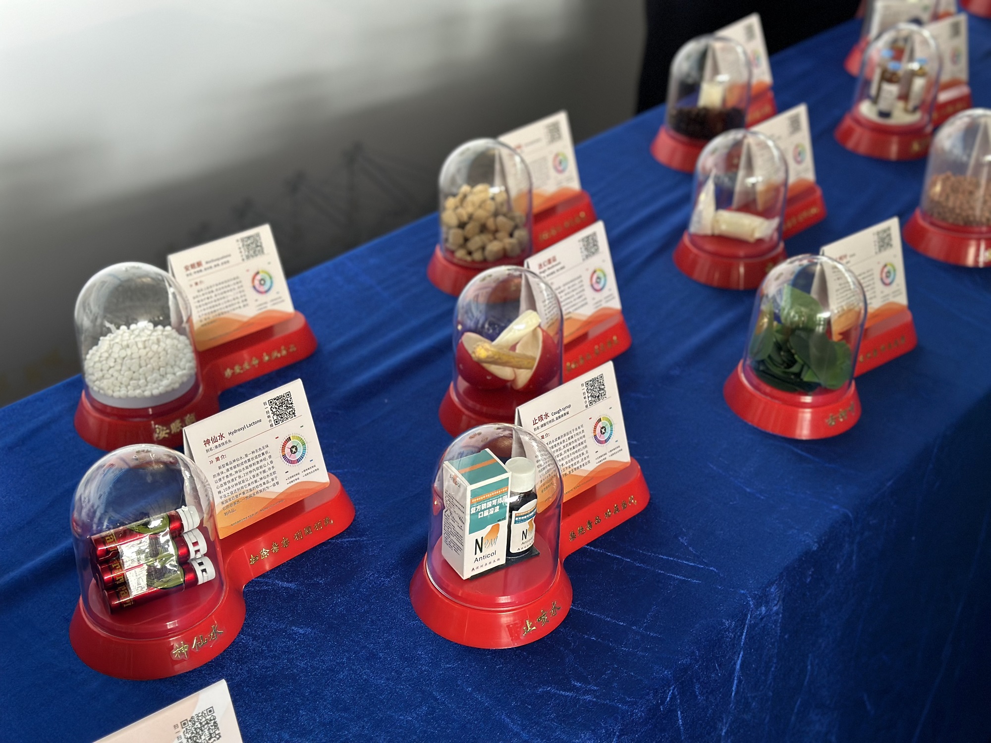 活动现场展示了广州海关近年来查获典型案例中缴获的藏毒工具、各类毒品样品。周睿 摄