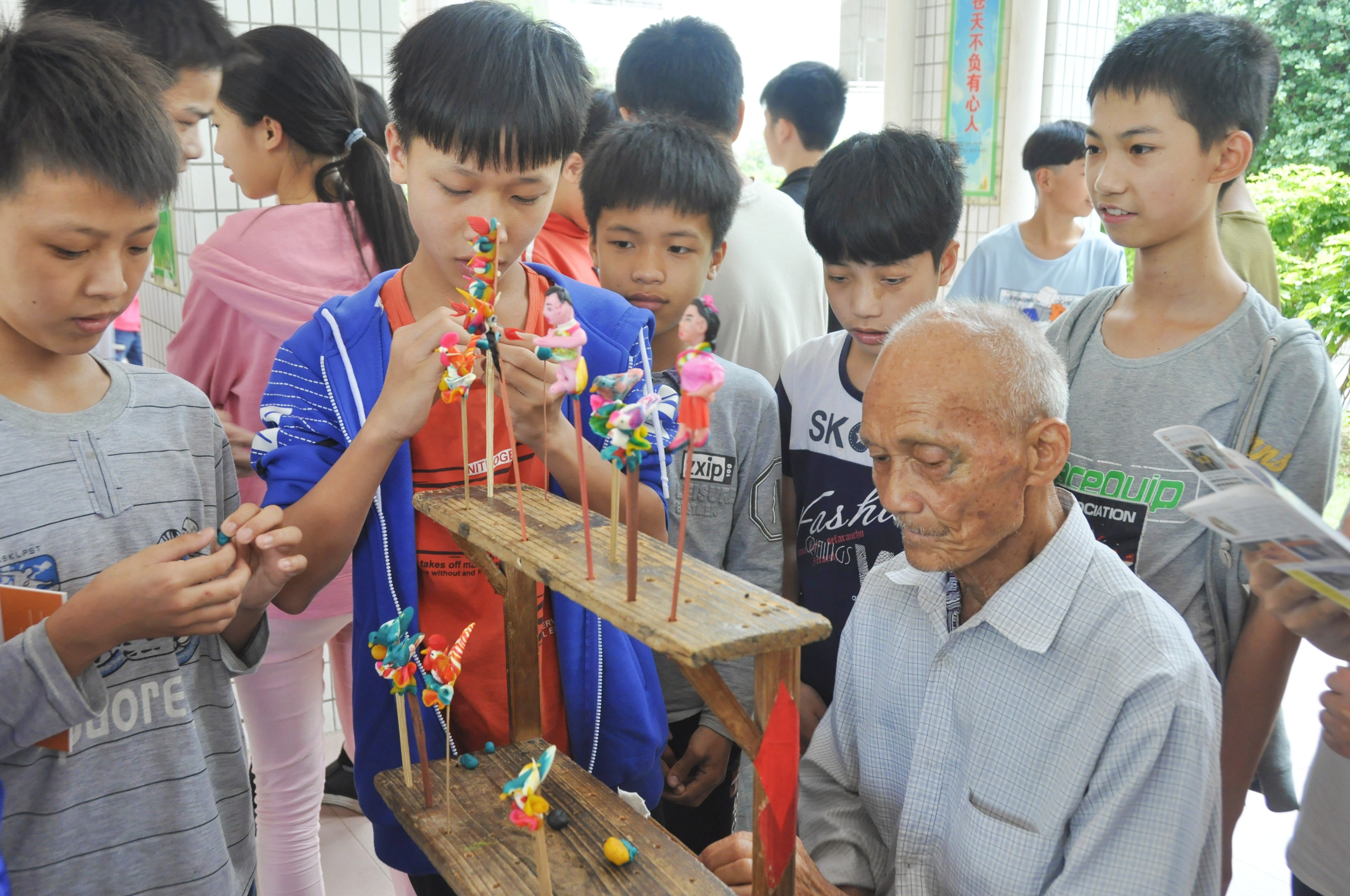 面塑藝術走進校園，吸引學生觀賞作品、學習技藝。郁南縣委宣傳部供圖