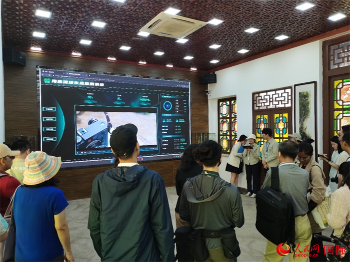 瀾湄記者團在廣州海珠國家濕地公園展廳觀看濕地生態監測系統運行情況。人民網 蔡海若攝