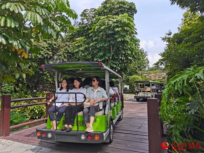 瀾湄記者團乘坐電瓶車在廣州海珠濕地國家公園內參觀。人民網 蔡海若攝
