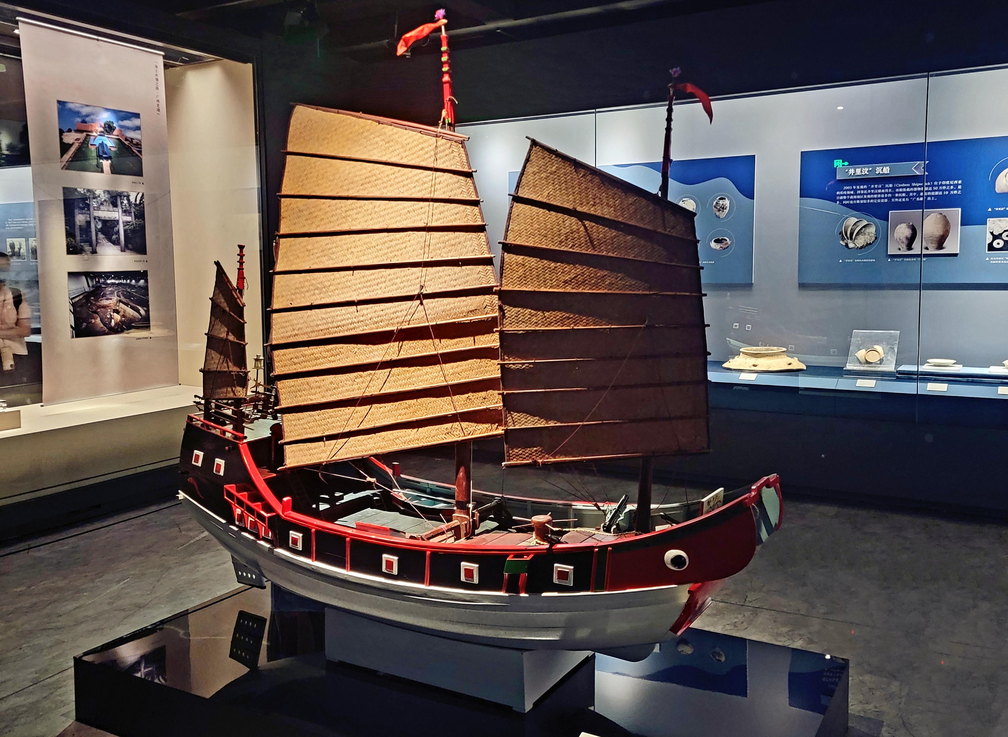 图为广船模型。“南海I号”是南宋初期一艘在海上丝绸之路向外运送瓷器时失事沉没的木质古沉船，为复原海上丝绸之路的历史、陶瓷史提供了极为难得的实物资料。人民网 宁玉瑛摄