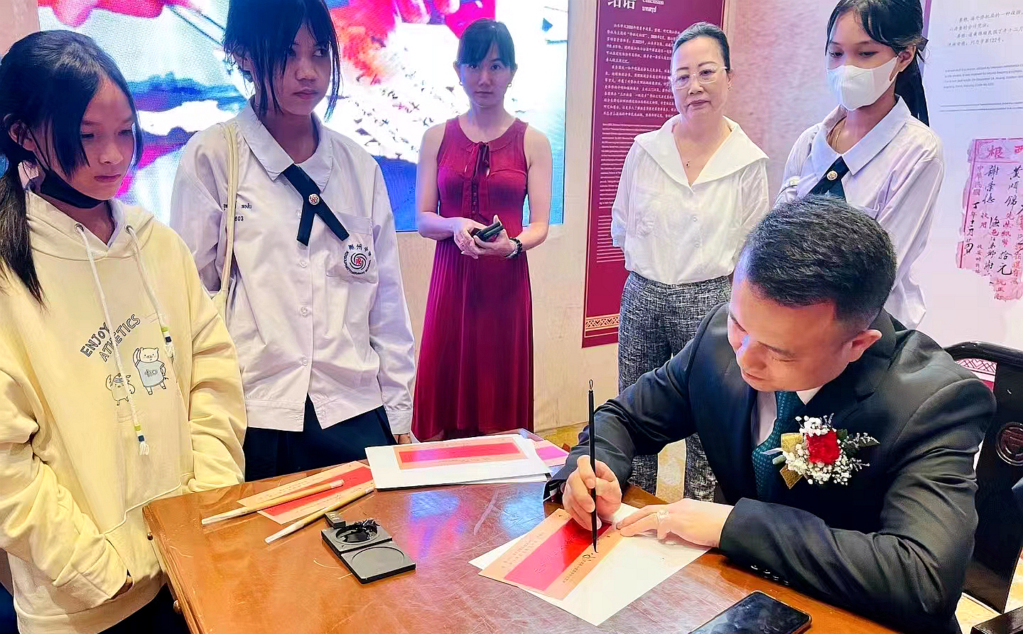 展览现场设置了“过番”“出花园”“写侨批”等沉浸式打卡场景。汕头市委宣传部供图