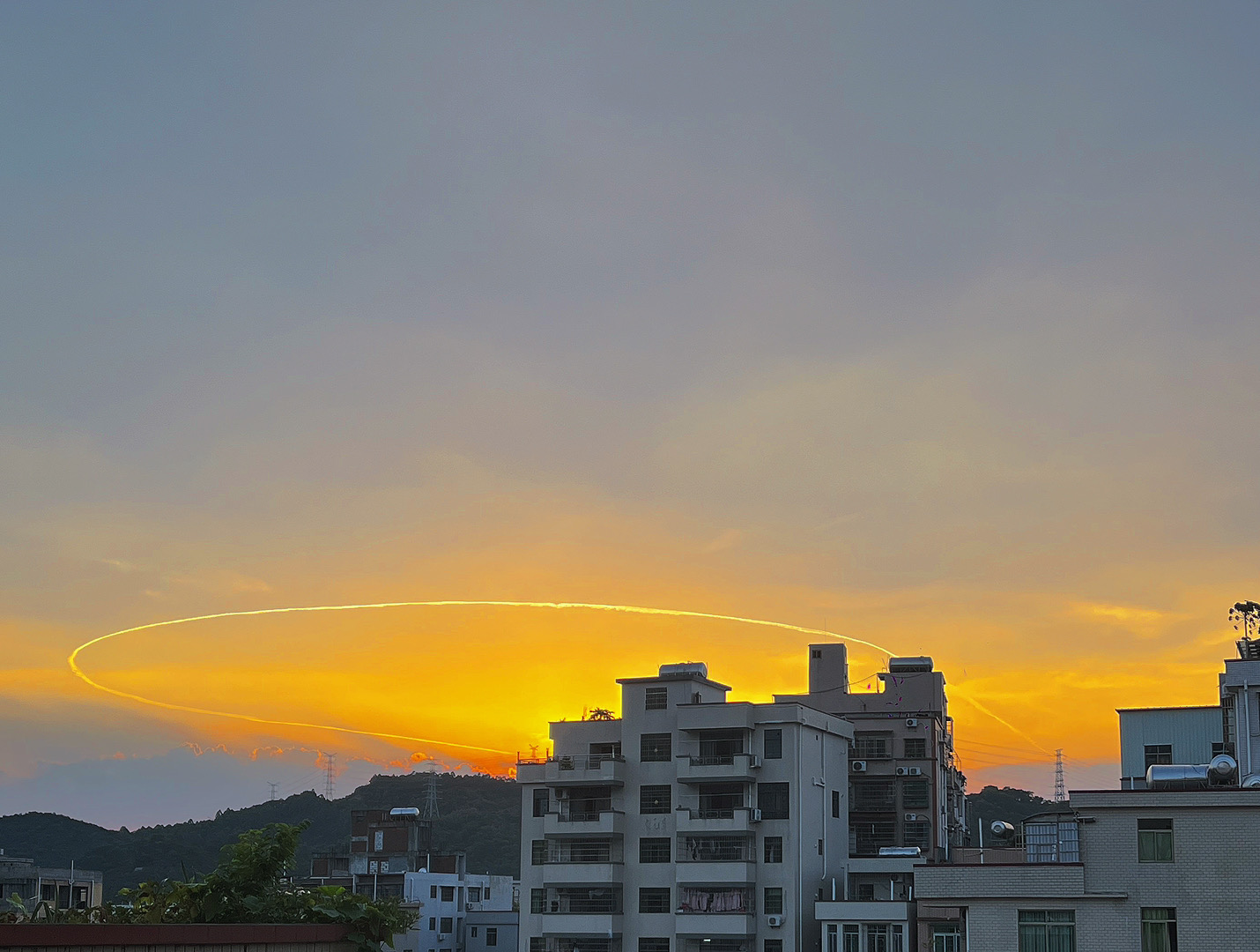 近日，廣州上空出現航跡雲。陳tintin 攝