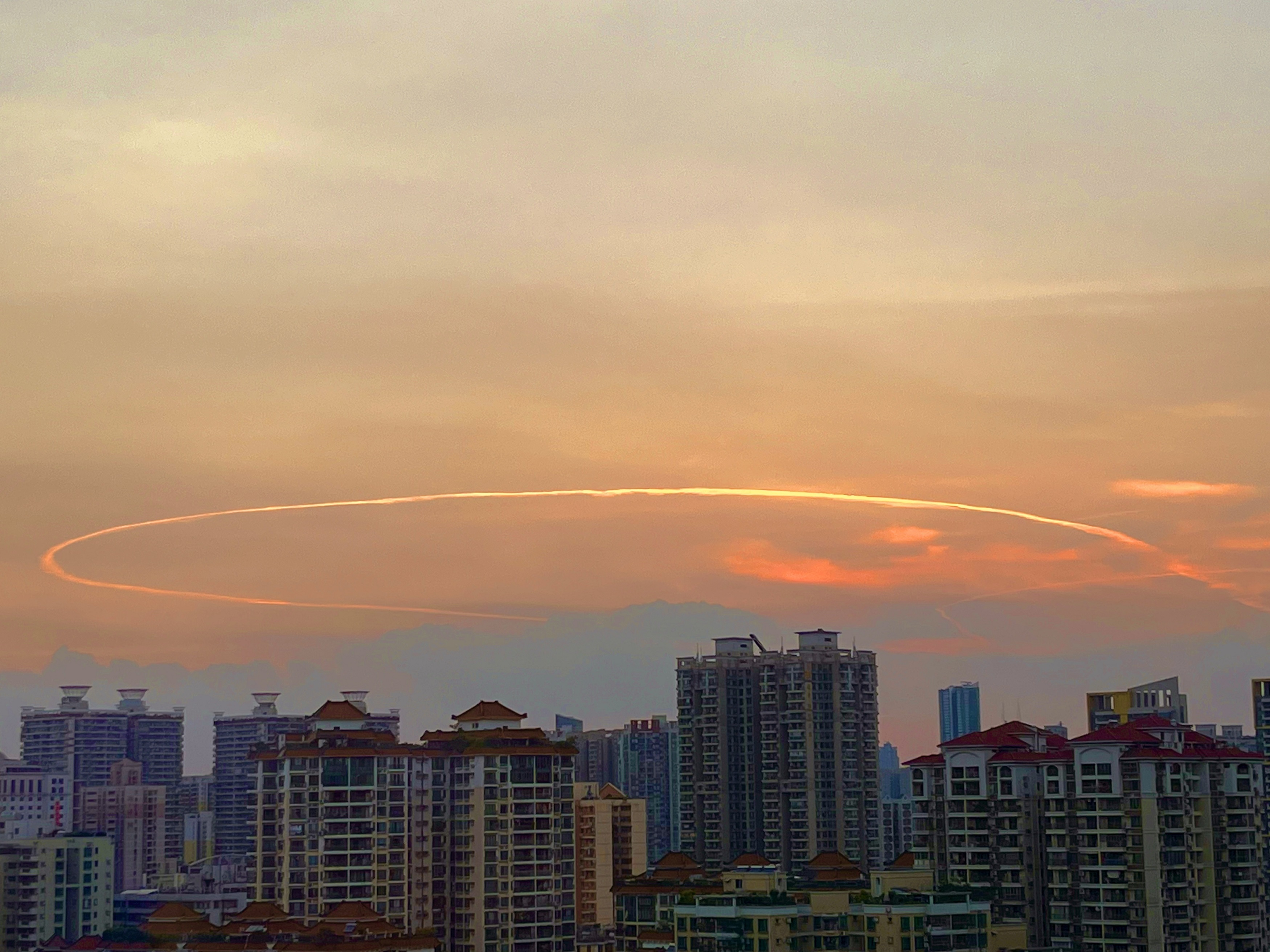 近日，廣州上空出現航跡雲。人民網 寧玉瑛攝