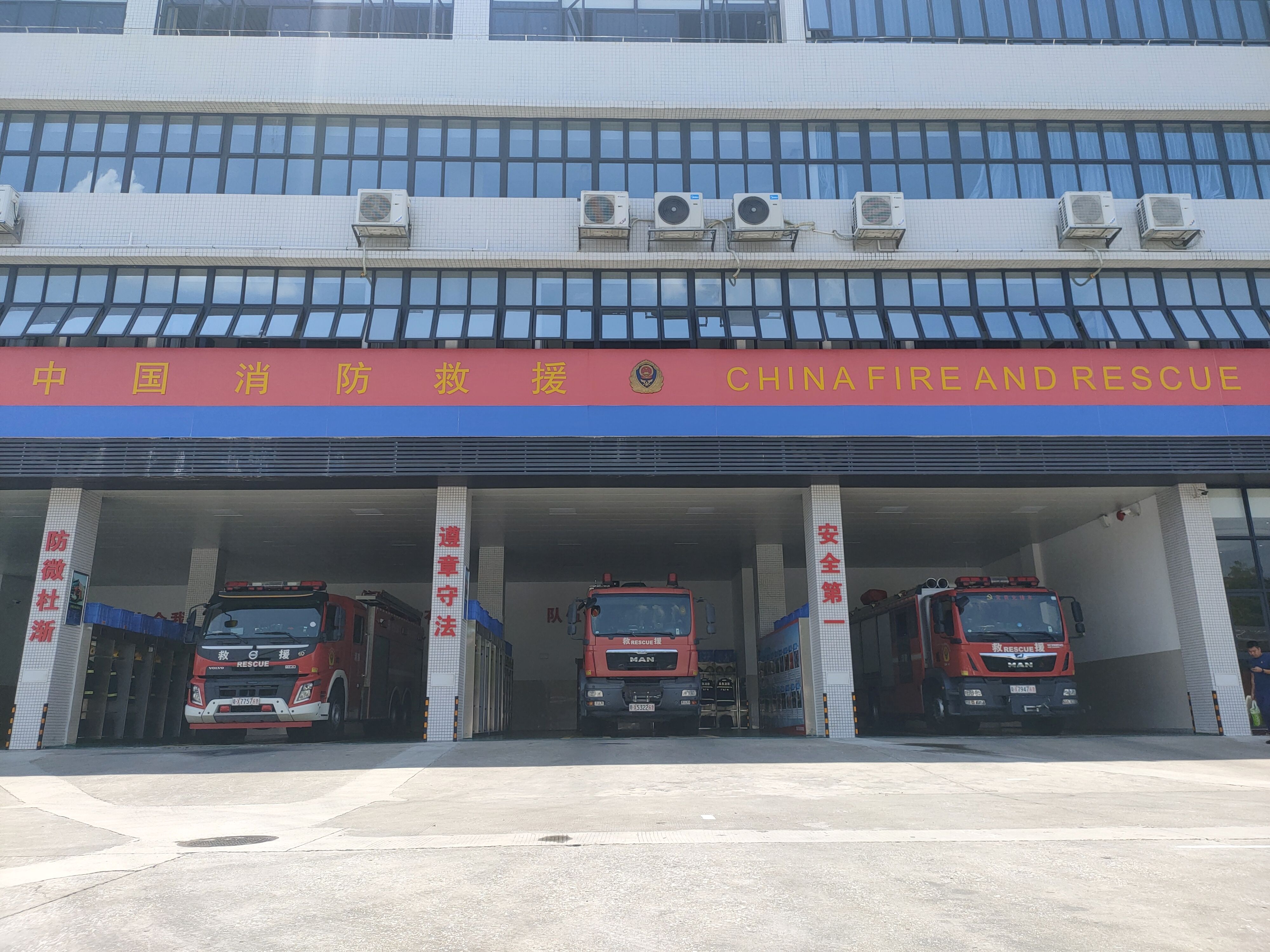 参观全国“先进消防救援站”——荔城消防救援站。人民网 王雅蝶摄
