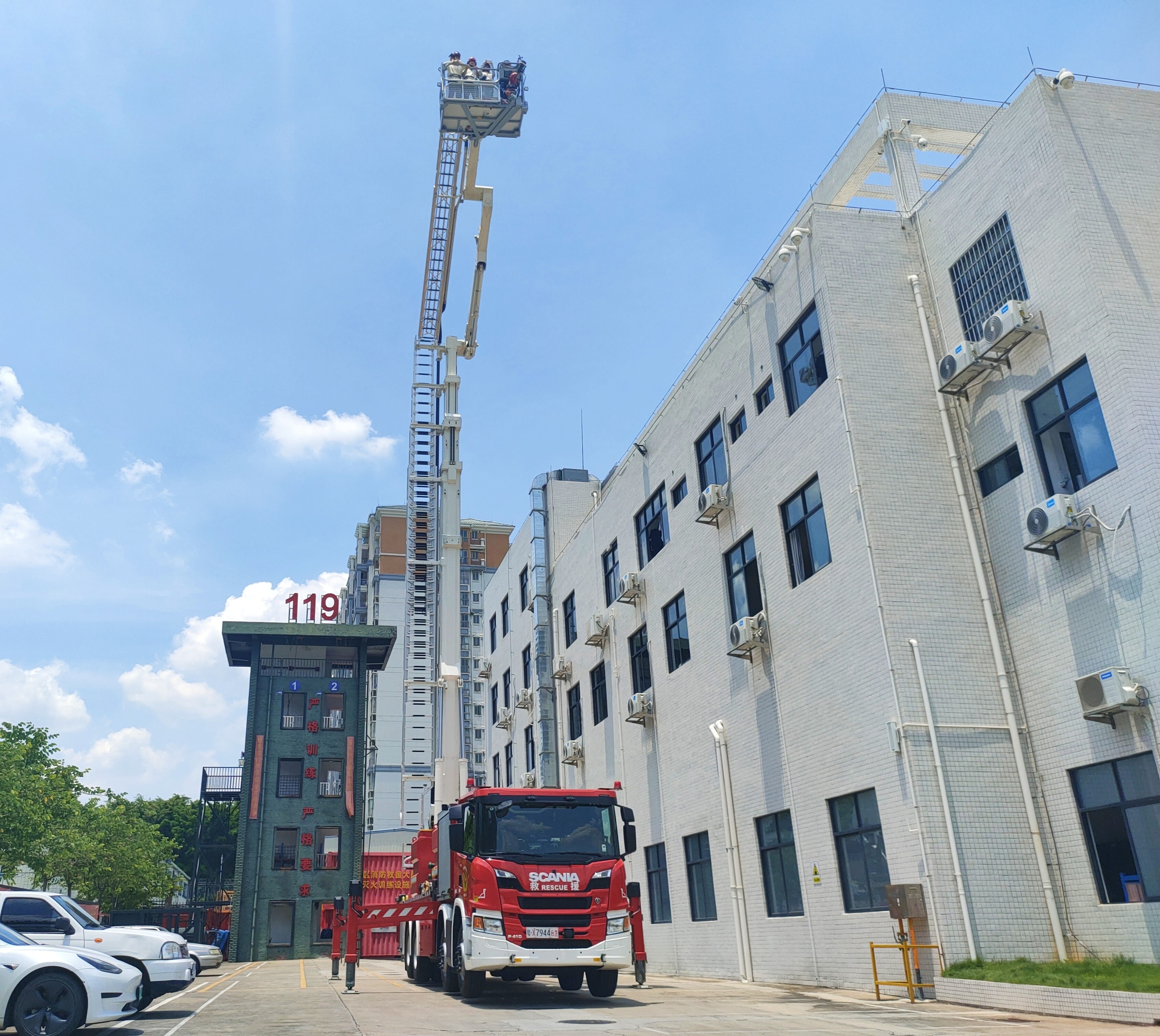体验登高平台车,该车用于登高营救被困人员和高层建筑火灾。人民网 王雅蝶摄