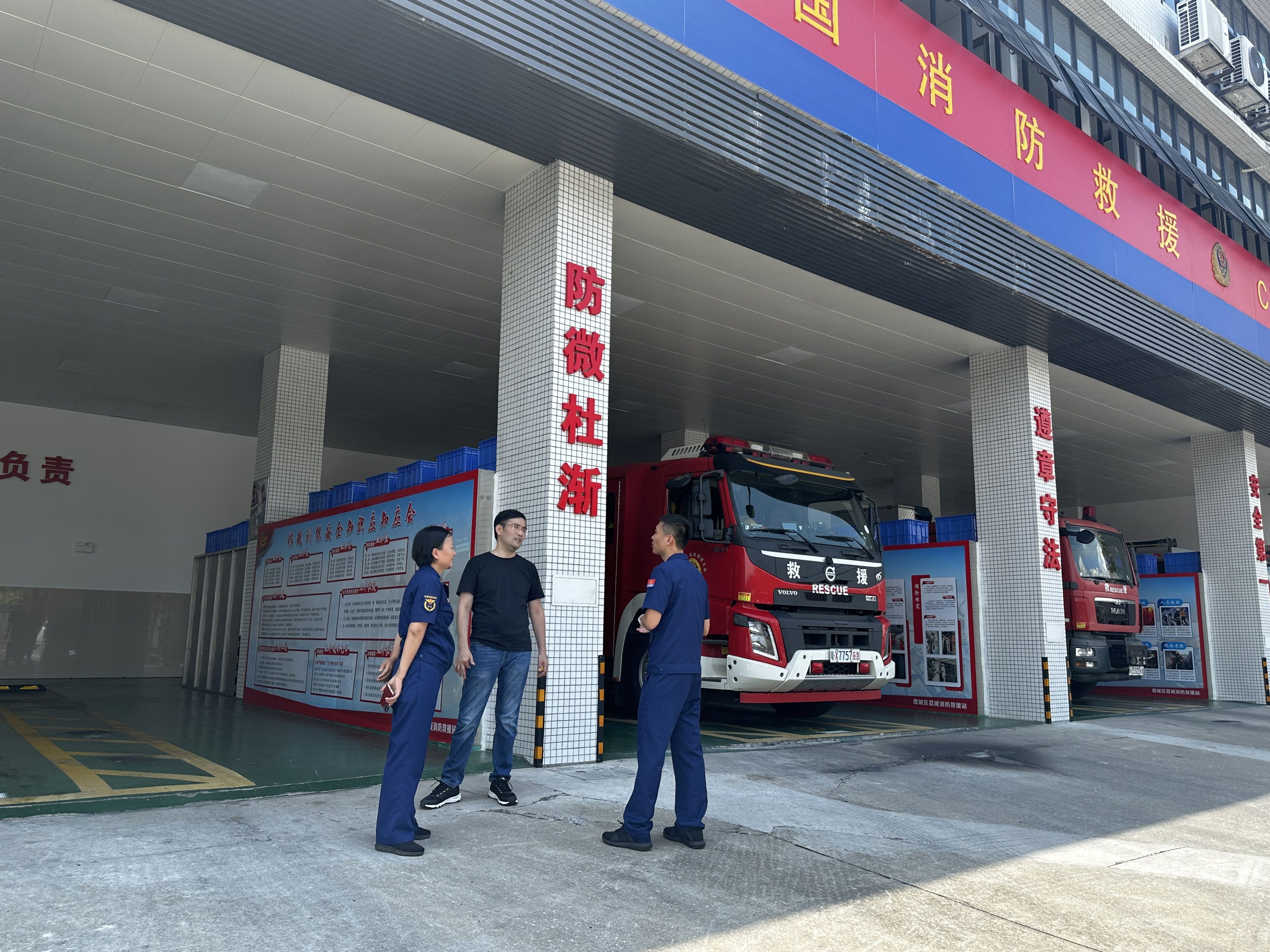 双方在荔城消防救援站进行交流。人民网 陆颖摄