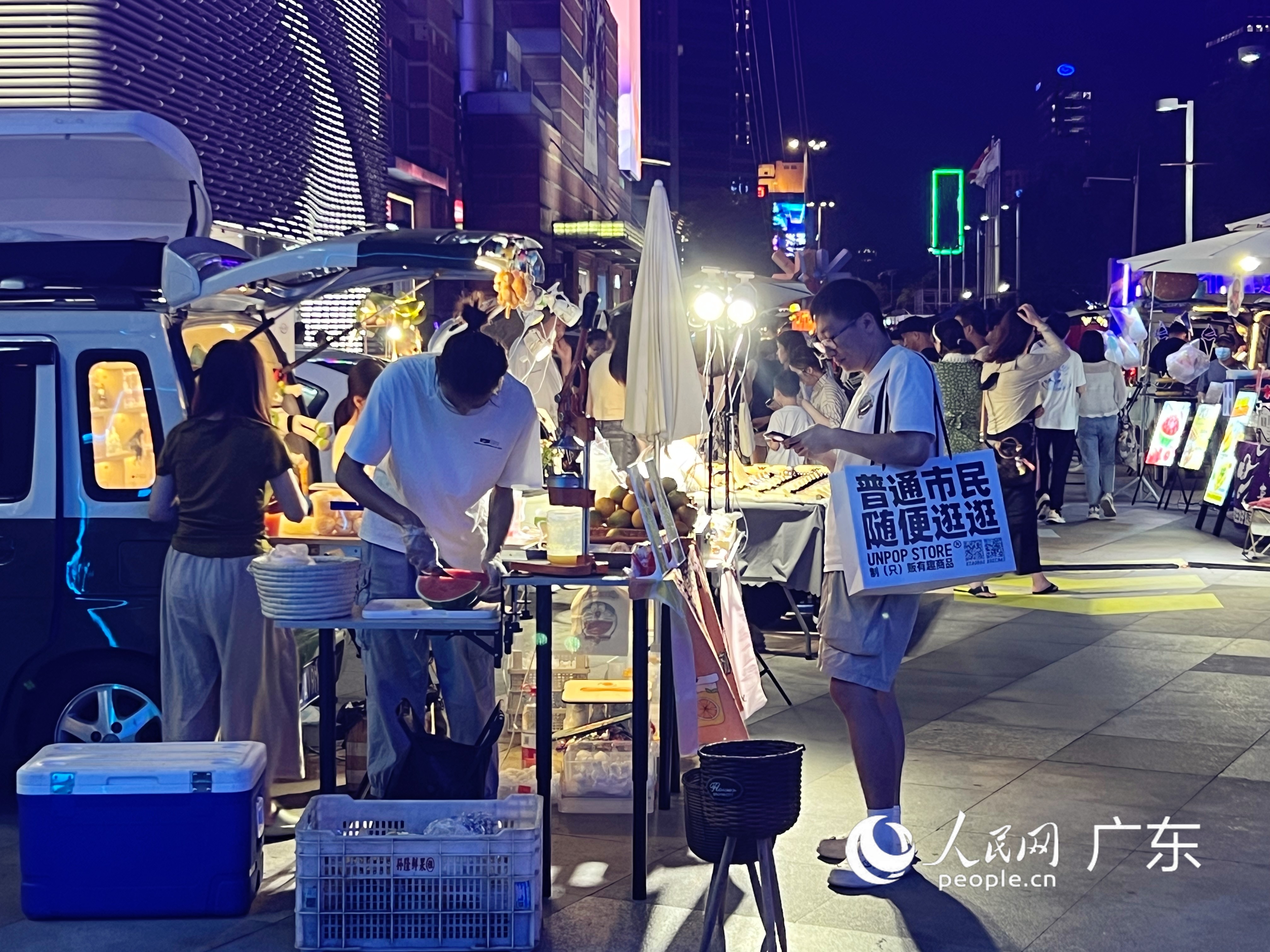 市民游客在车尾箱摊位前购买瓜果。宁玉瑛摄