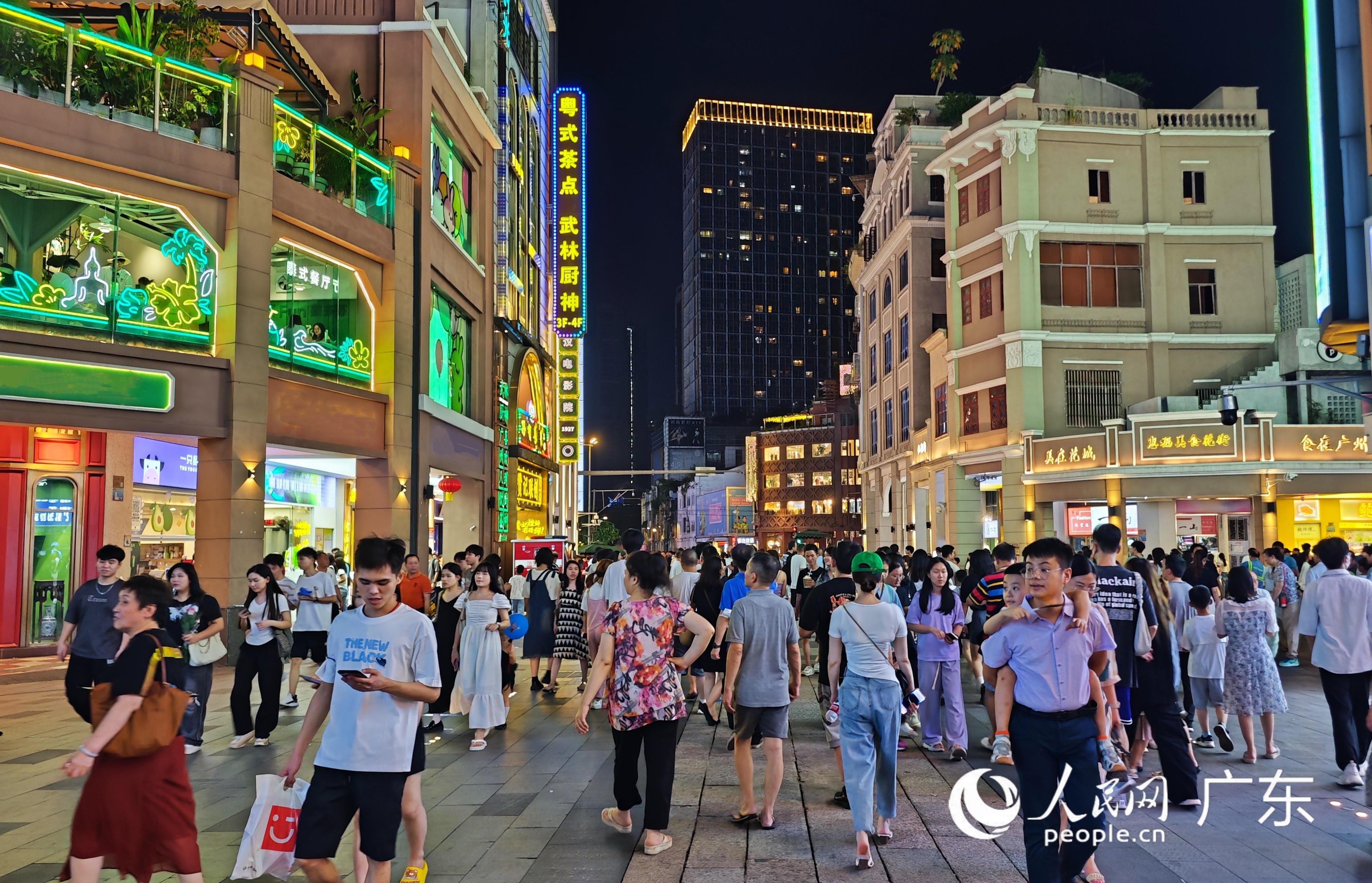 广州市越秀区北京路历史文化街区人来人往,街道两旁广东特色美食店铺林立。人民网 朴馨语摄