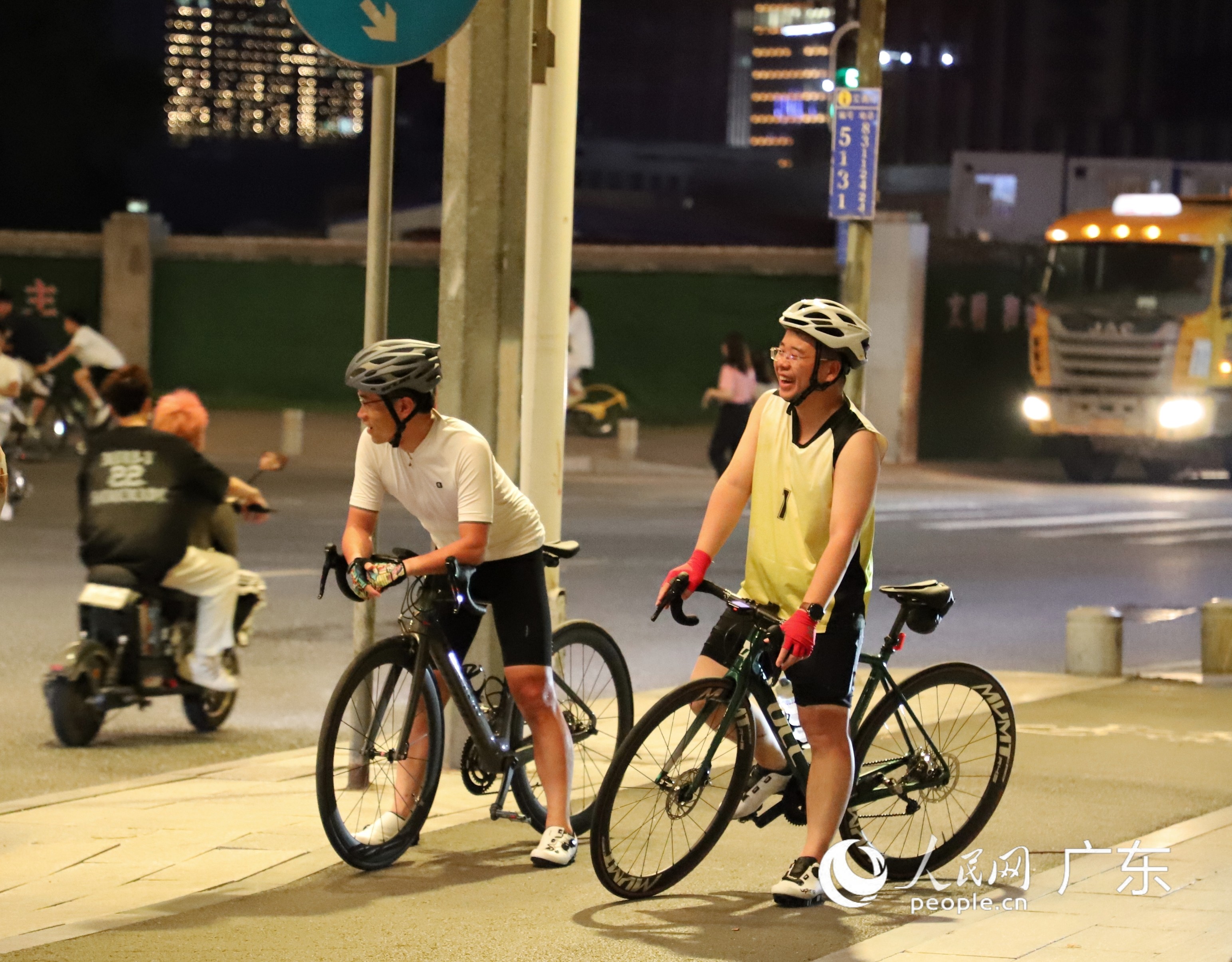 市民夜晚在珠江边骑行。宁玉瑛摄