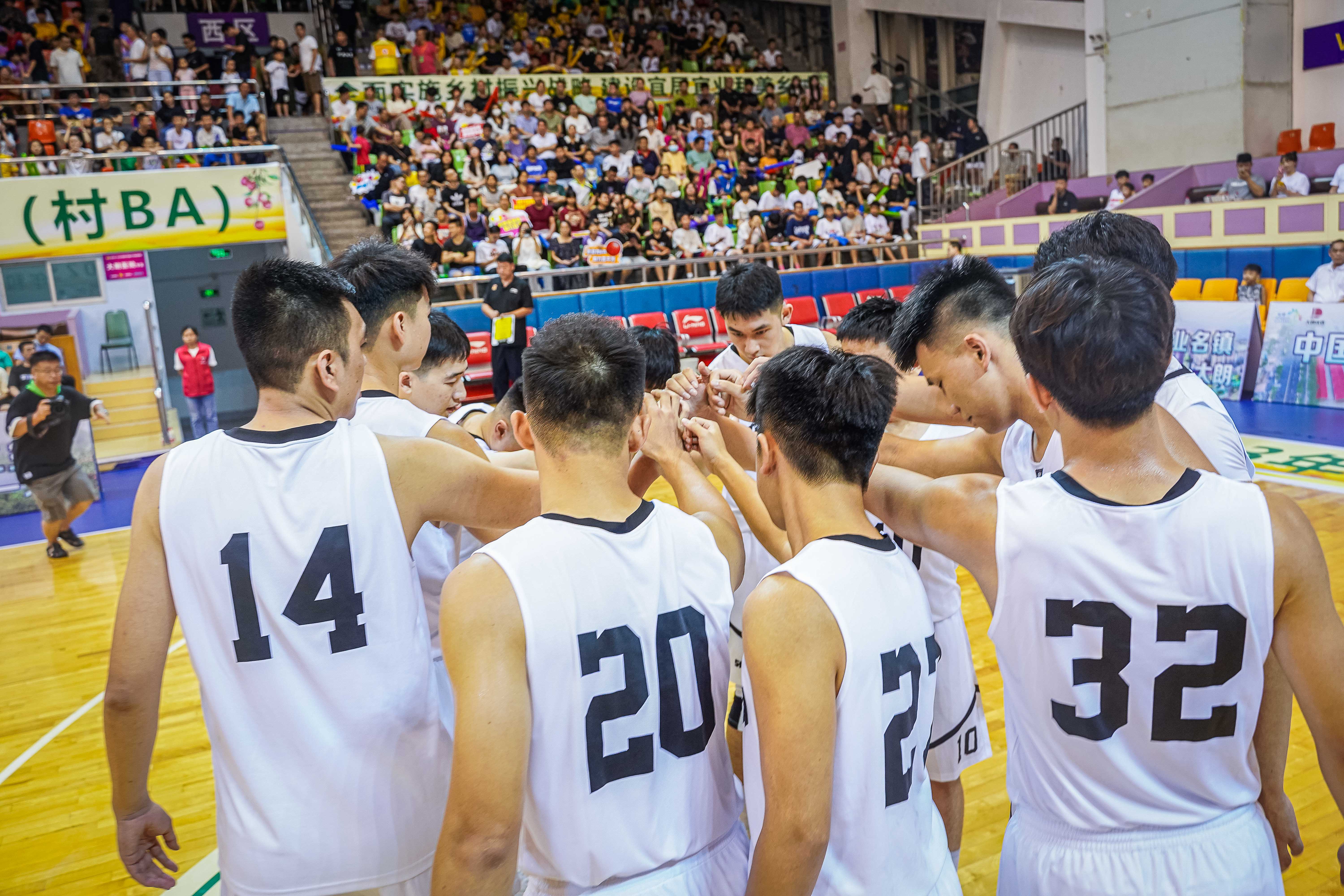 參賽隊員加油打氣。廣東省籃球協會供圖