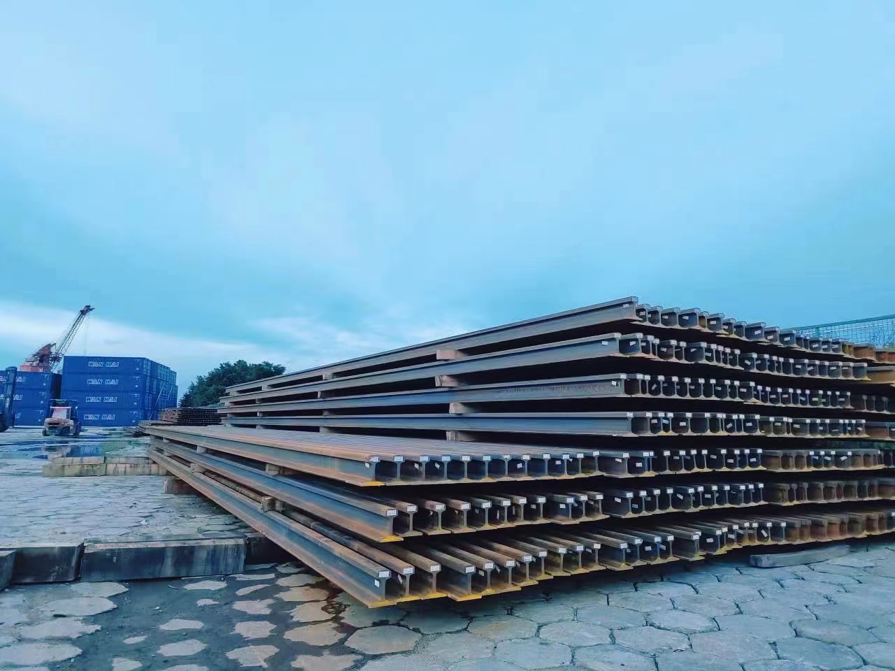 香港地铁轨道维护与建设用钢轨。邓劲松 摄