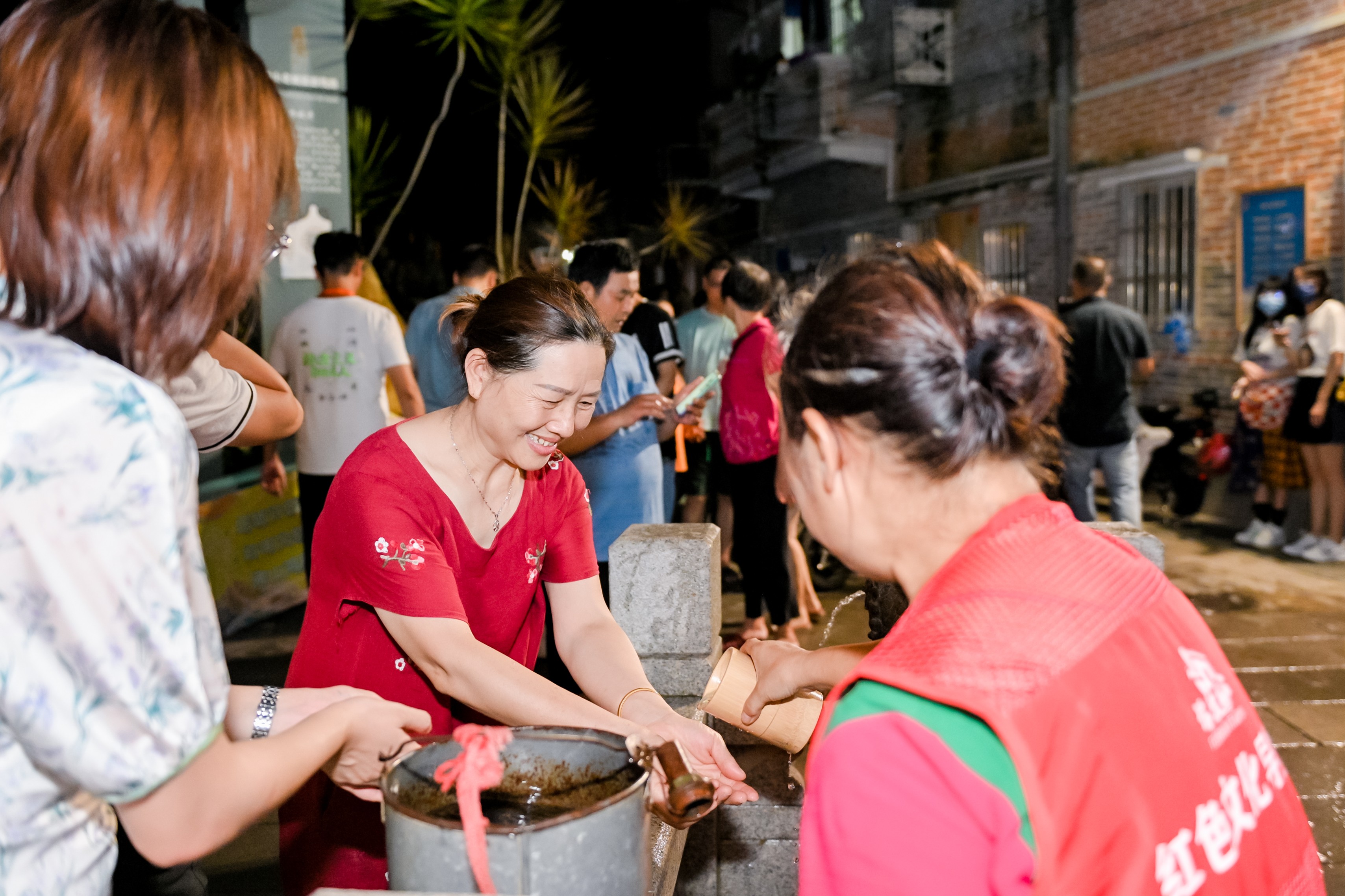 市民游客體驗洗塔坡水，寄托“塔坡水長流不息，潤澤萬物”的美好寓意。