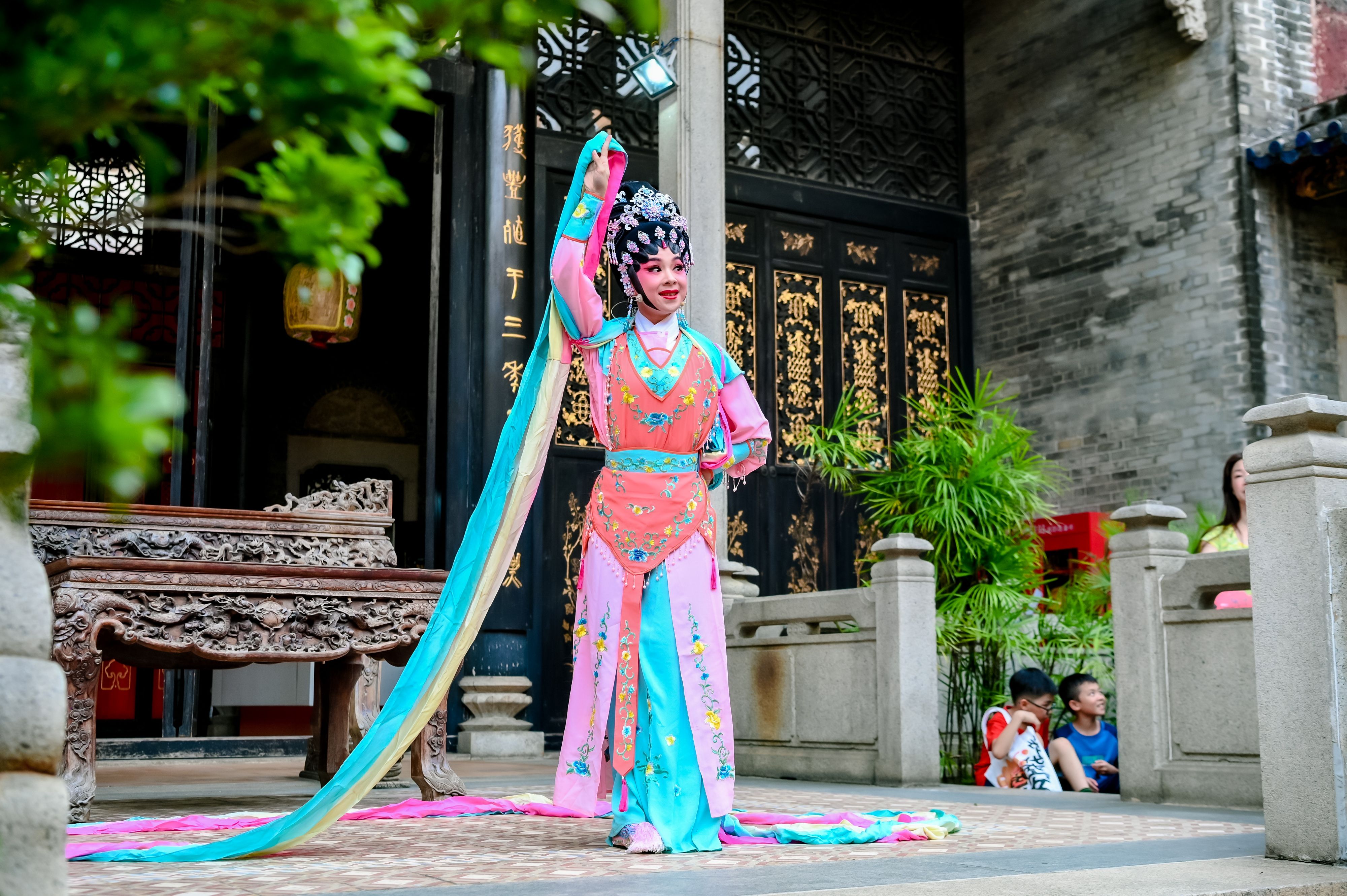 在塔坡廟會中的主場地之一廣東省粵劇博物館內上演粵劇表演。祖廟街道宣文辦供圖