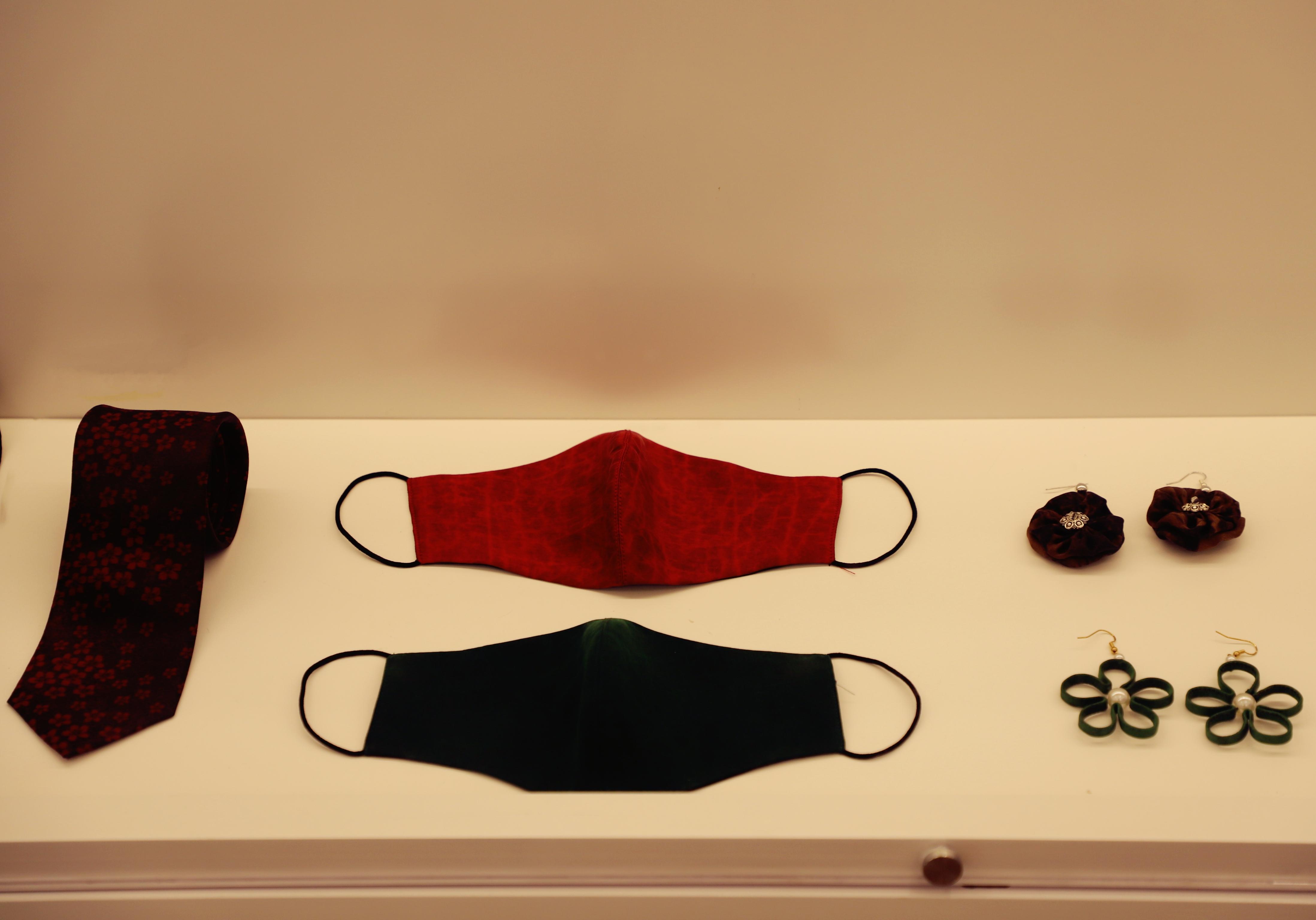 由于香云纱具有轻薄、透气等特点，结合现代需求，这种传统面料衍生出了口罩、领带等一系列新产品。人民网 朴馨语摄