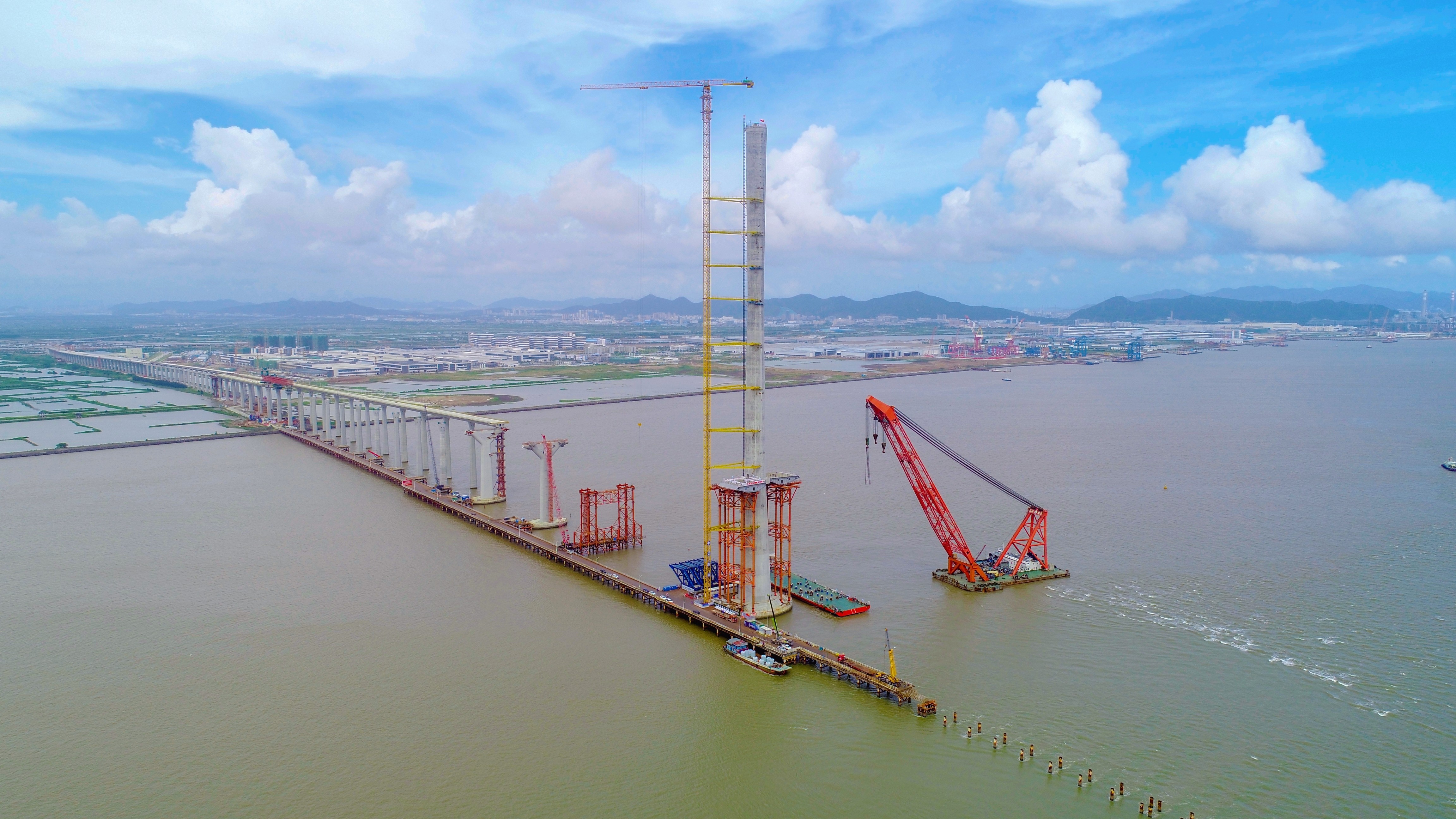 6月19日，黃茅海跨海通道項目高欄港大橋首榀鋼箱梁架設成功。黃茅海跨海通道管理中心供圖
