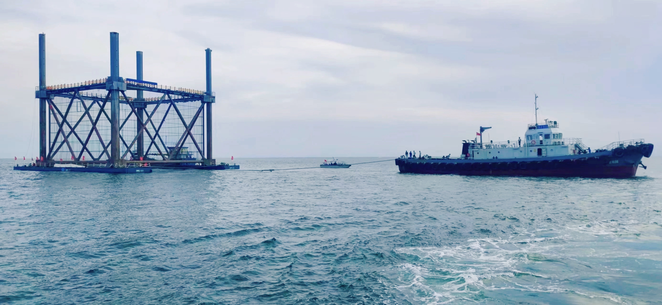 在台风来临时，网箱可下潜到海平面以下7—10米，可有效降低风浪急流、赤潮、寒潮等对渔获物的损伤。图片来源：湛江市委宣传部官方微信