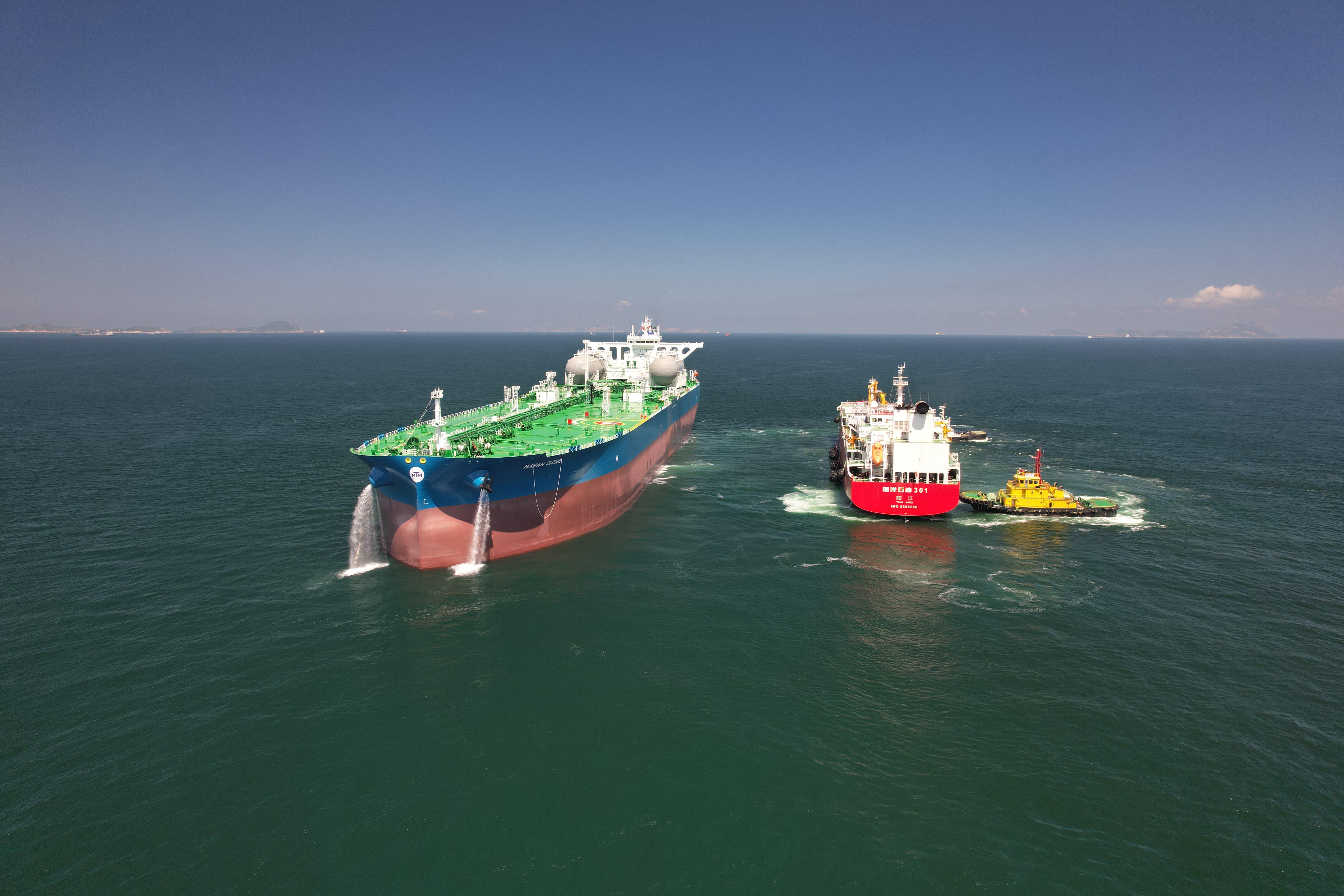 “海洋石油301”为“马兰狄俄涅号”提供保税液化天然气加注服务。中国海油气电集团供图