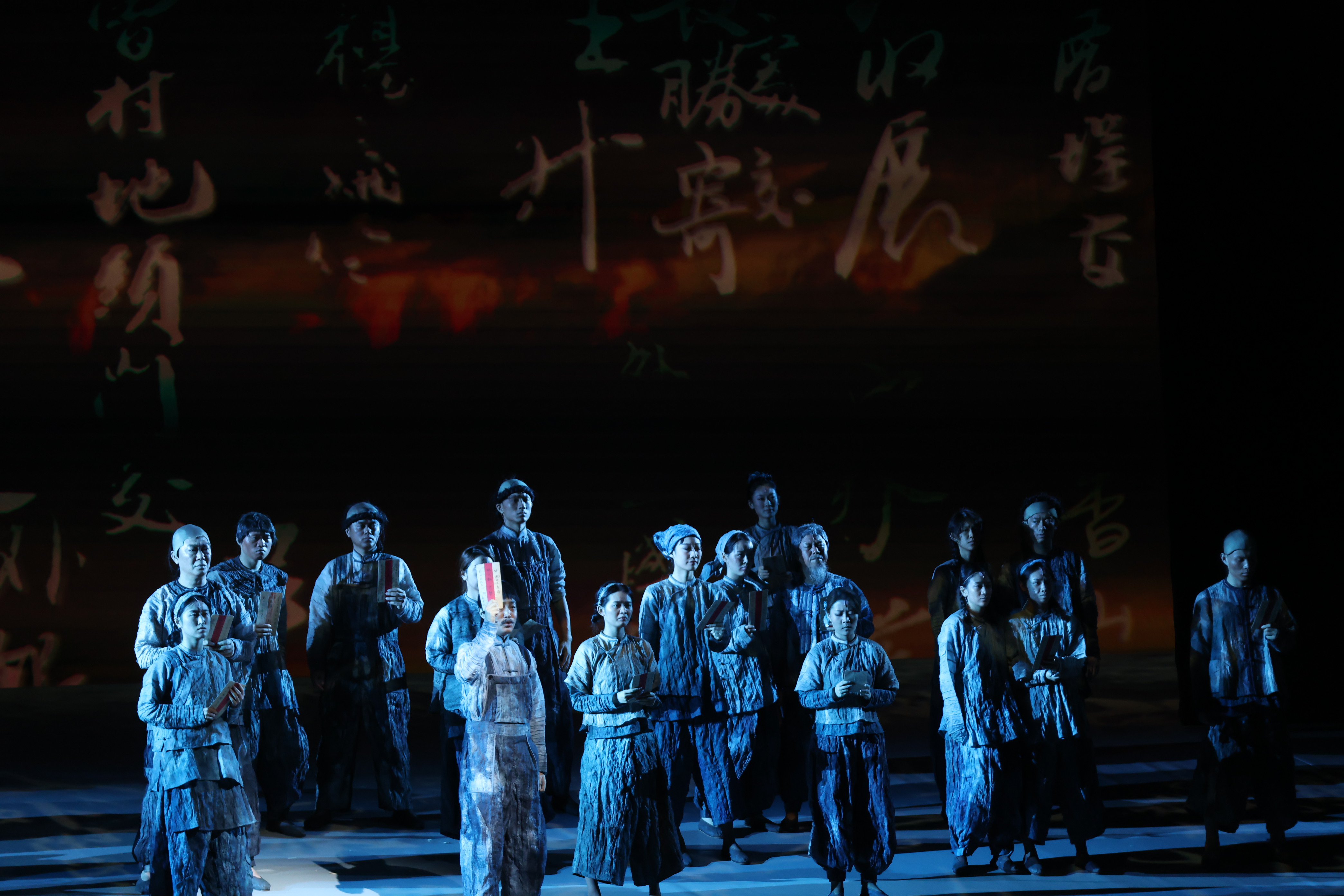 舞台上，檀香山码头华工以望乡曲唱出对家乡、对亲人的无限眷念。珠海传媒集团供图