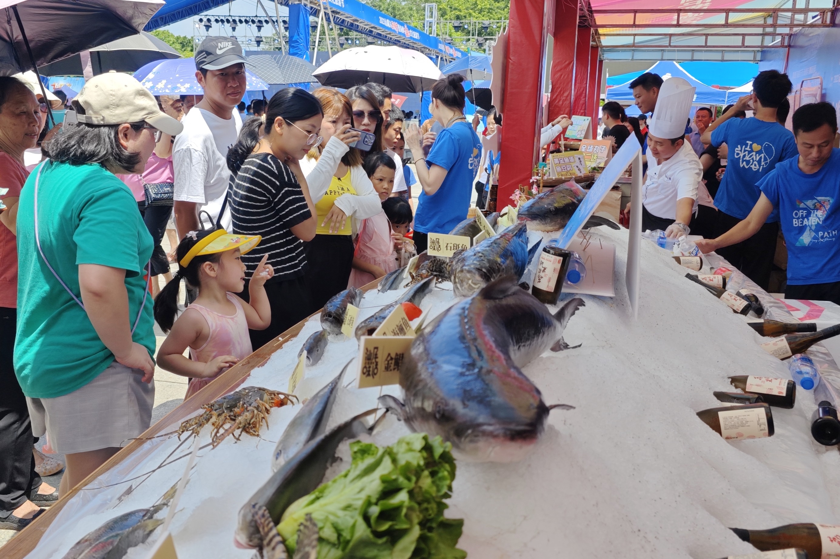 “开渔节”期间，汕尾市举行海鲜美食文化旅游节，吸引市民游客品“鲜”。施辰亮摄