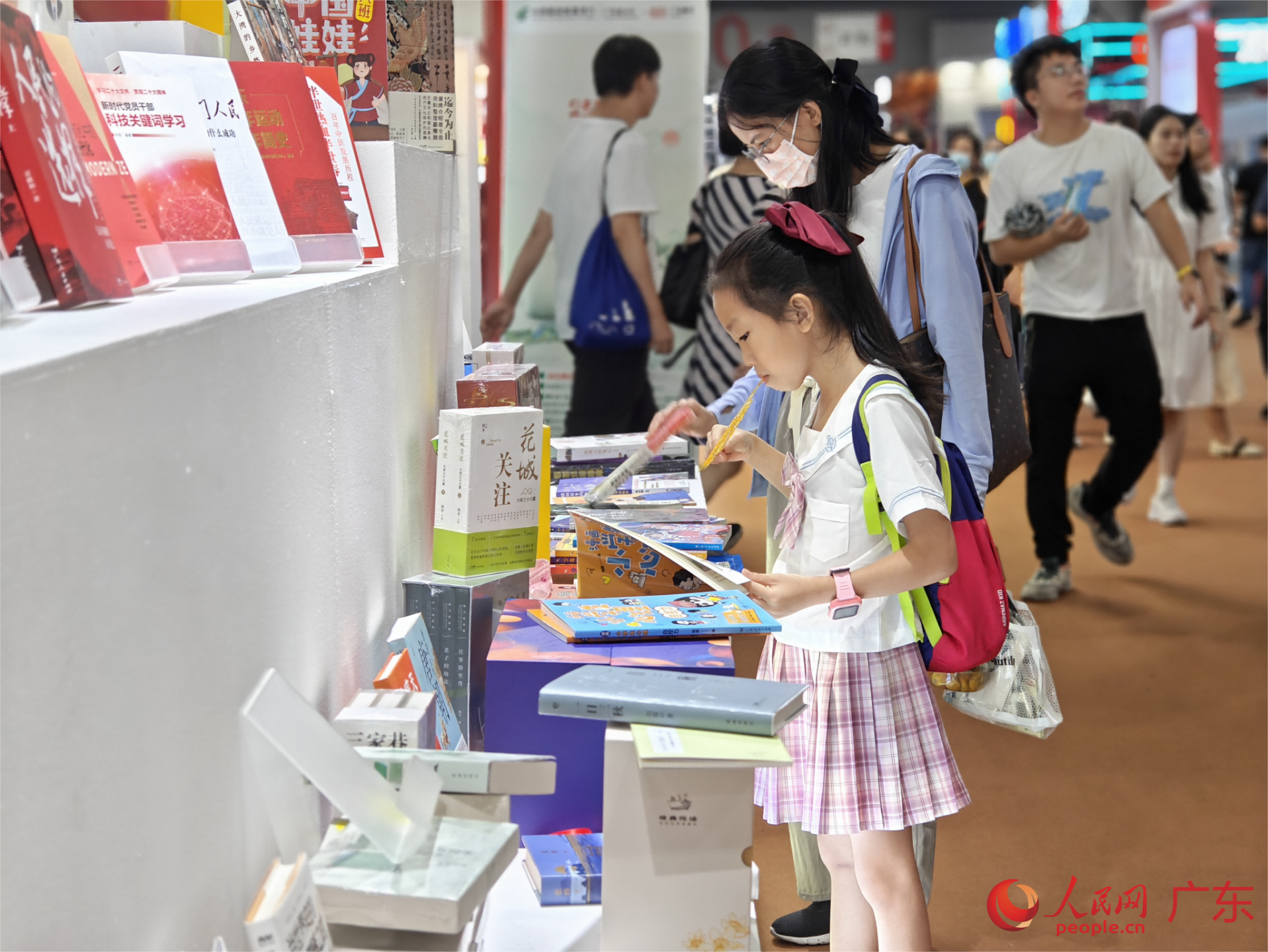 南国书香节期间，读者感受阅读之乐。人民网 王雅蝶摄