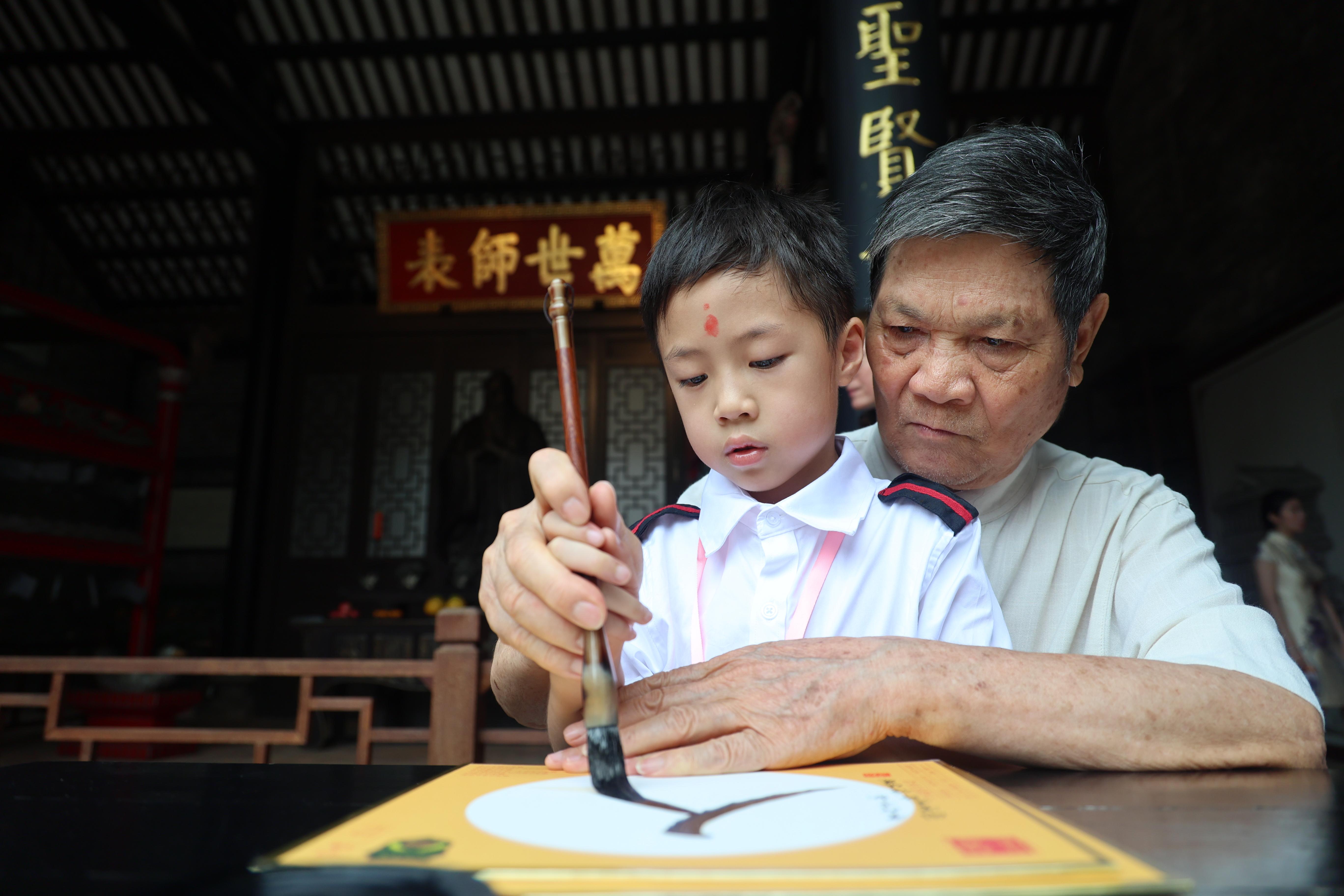 活动邀请了德高望重的名师、名校长等为学生开笔，书写“人”字，寓意让学生勤学习，懂礼仪，做一个堂堂正正的人。活动主办方供图